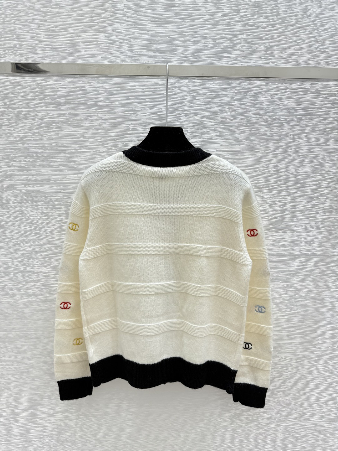 🆕CH家🆕 早秋新款 字母刺绣圆领针织长袖开衫颜色：白色 黑色尺码：36.38.40