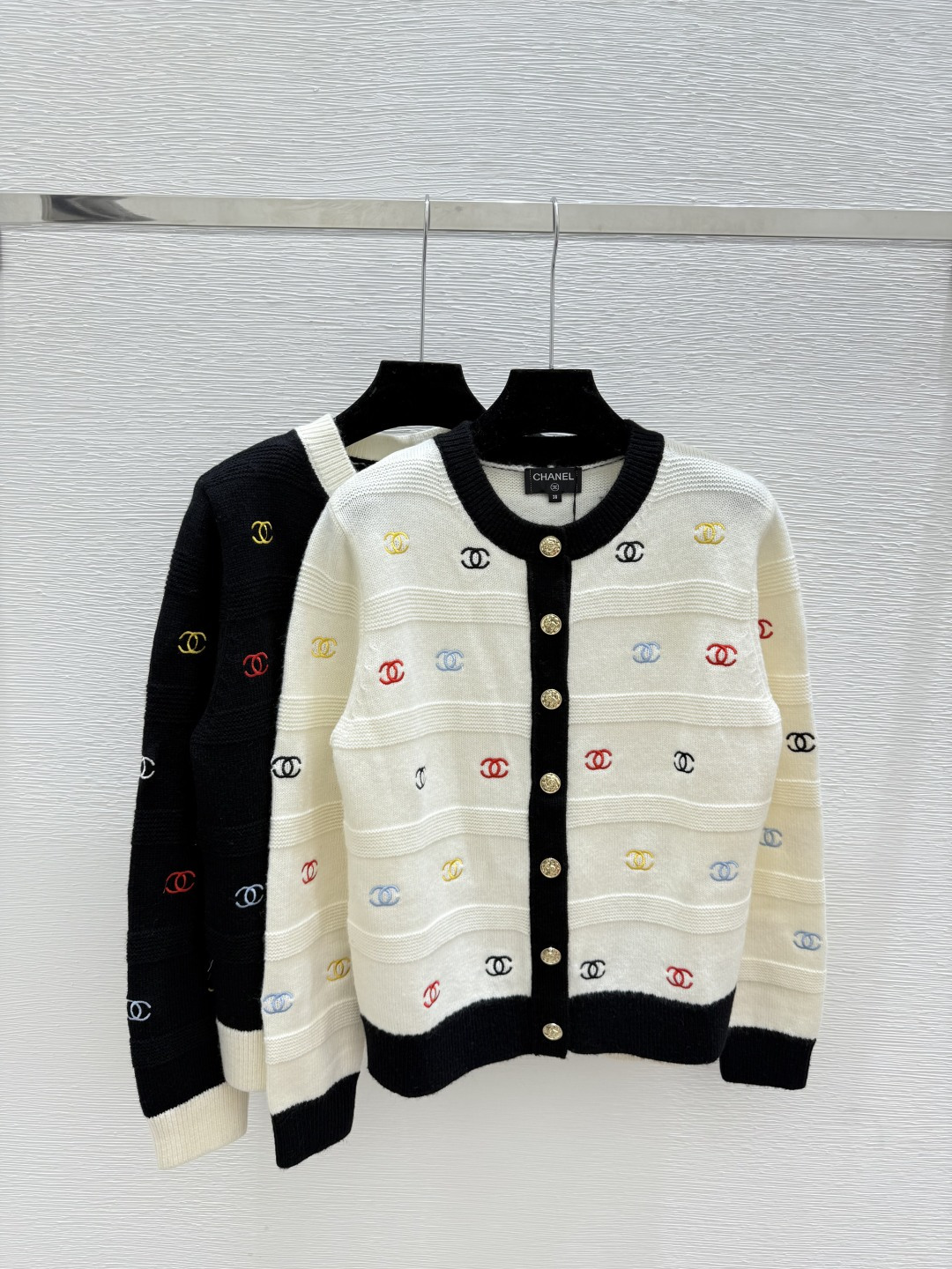 NO:517038,CH Home Early Autumn New Style Letter Embroidered Round Neck Knitted Long Sleeve Cardigan Color White Black Size 36.38.40,,alexander wang19860909CH家 早秋新款 字母刺绣圆领针织长袖开衫 颜色白色 黑色 尺码36.38.40,,alexander wang,Women's clothing