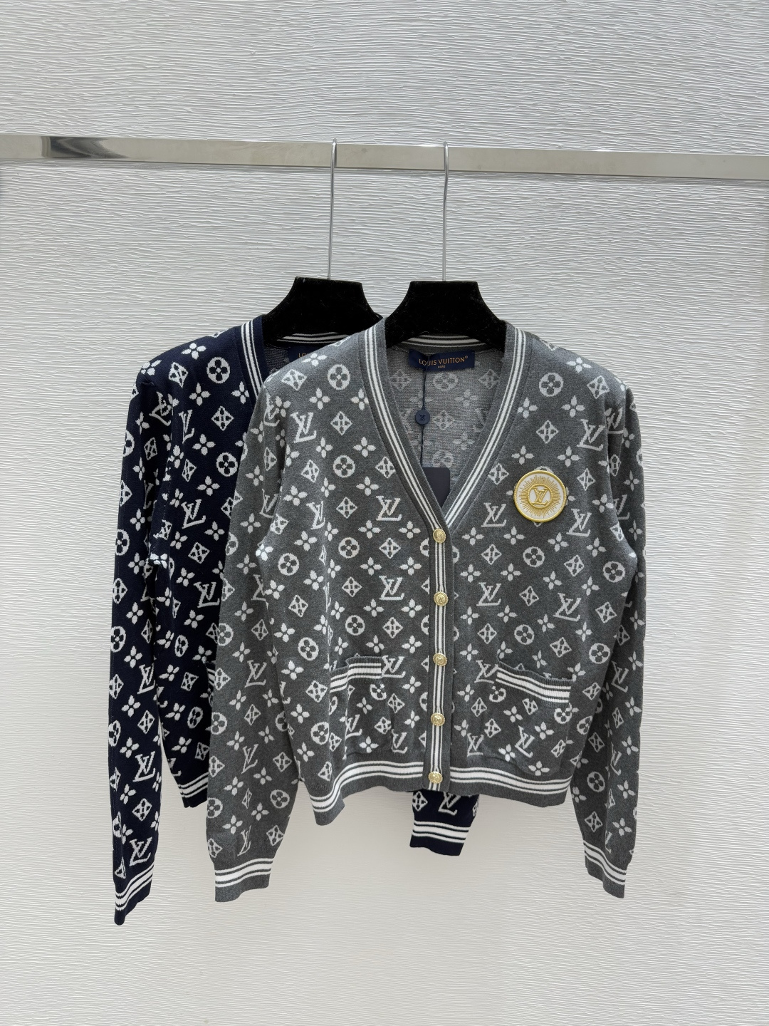 NO:517026,L Home Early Autumn New Style Old-fashioned Alphabet Jacquard V-neck Knitted Long Sleeve Cardigan Color Gray Royal Blue Size 36.38.40, louis vuitton,alexander wang19860909L家 早秋新款 老花字母提花V领针织长袖开衫 颜色灰色 宝蓝 尺码36.38.40,,louis vuitton,alexander wang,Women's clothing