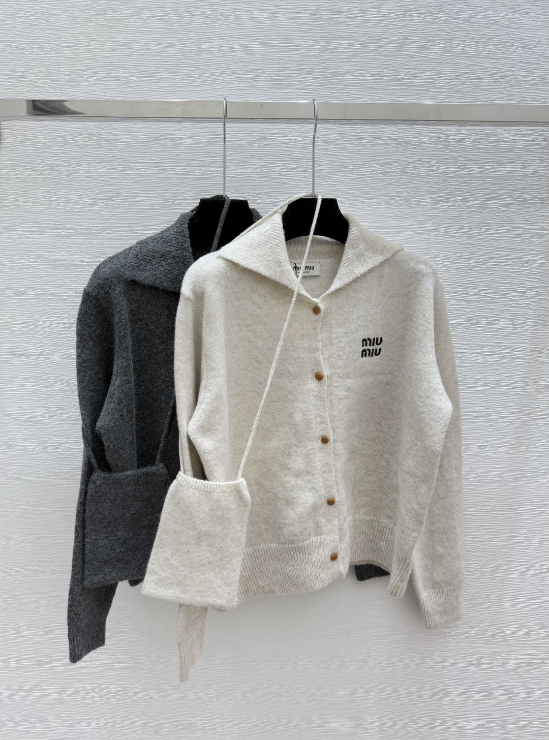 NO:517565,M Home Early Autumn New Style Solid Color Lapel Knitted Long Sleeve Cardigan Color Apricot Gray Size 36.38.40,,alexander wang19860909M家 早秋新款 纯色翻领针织长袖开衫 颜色杏色 灰色 尺码36.38.40,,alexander wang,Women's clothing