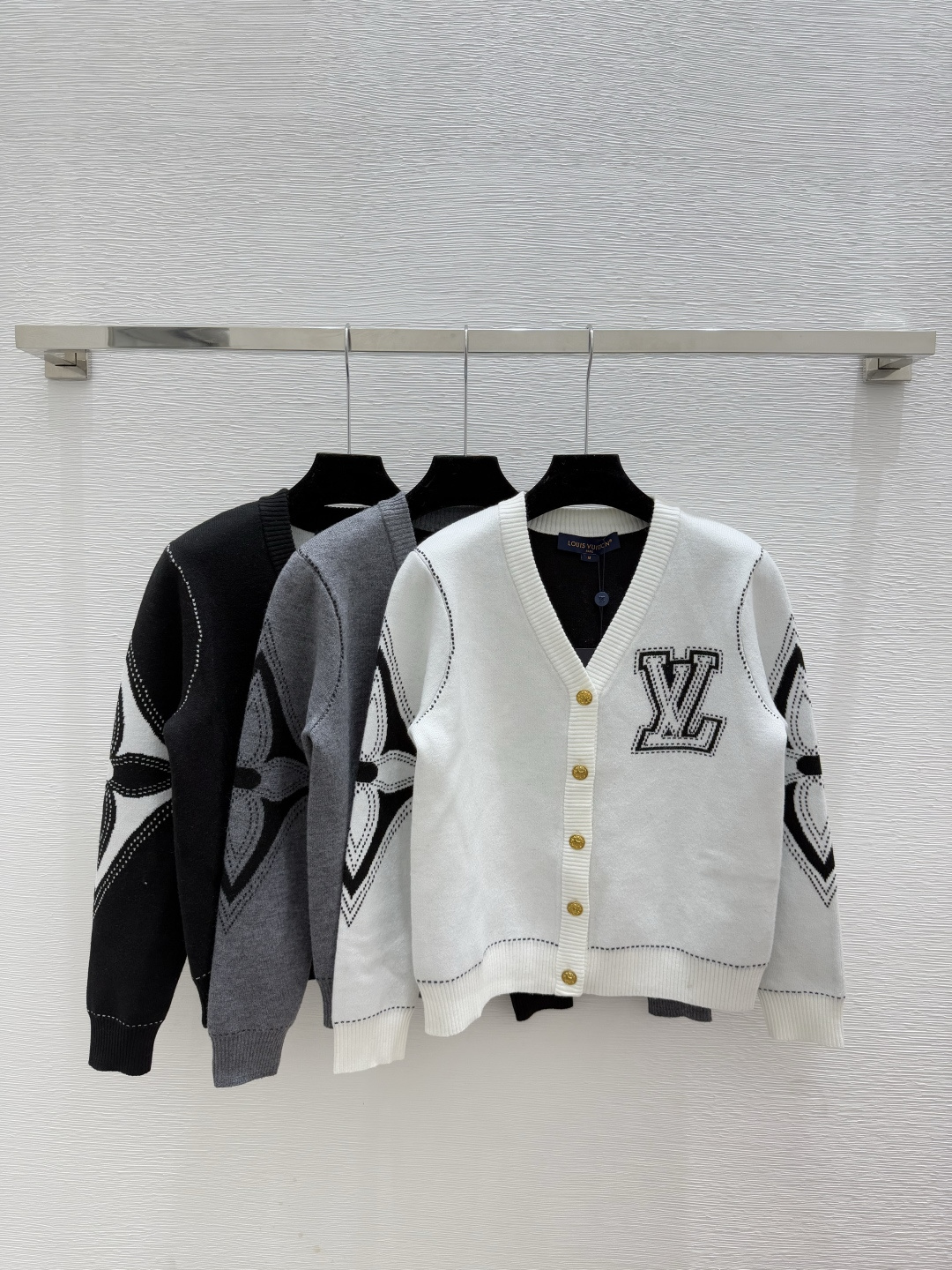 NO:517552,L Home Early Autumn New Letter Jacquard V-neck Knitted Long Sleeve Cardigan Color White Gray Black Size 36.38.40, louis vuitton,alexander wang19860909L家 早秋新款 字母提花V领针织长袖开衫 颜色白色 灰色 黑色 尺码36.38.40,,louis vuitton,alexander wang,Women's clothing