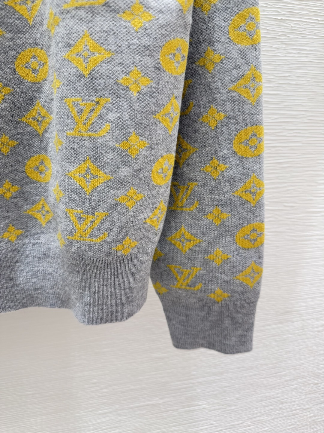 🆕L家🆕 早秋新款 老花字母提花V领针织长袖开衫颜色：黄色 灰色 黑色尺码：36.38.40