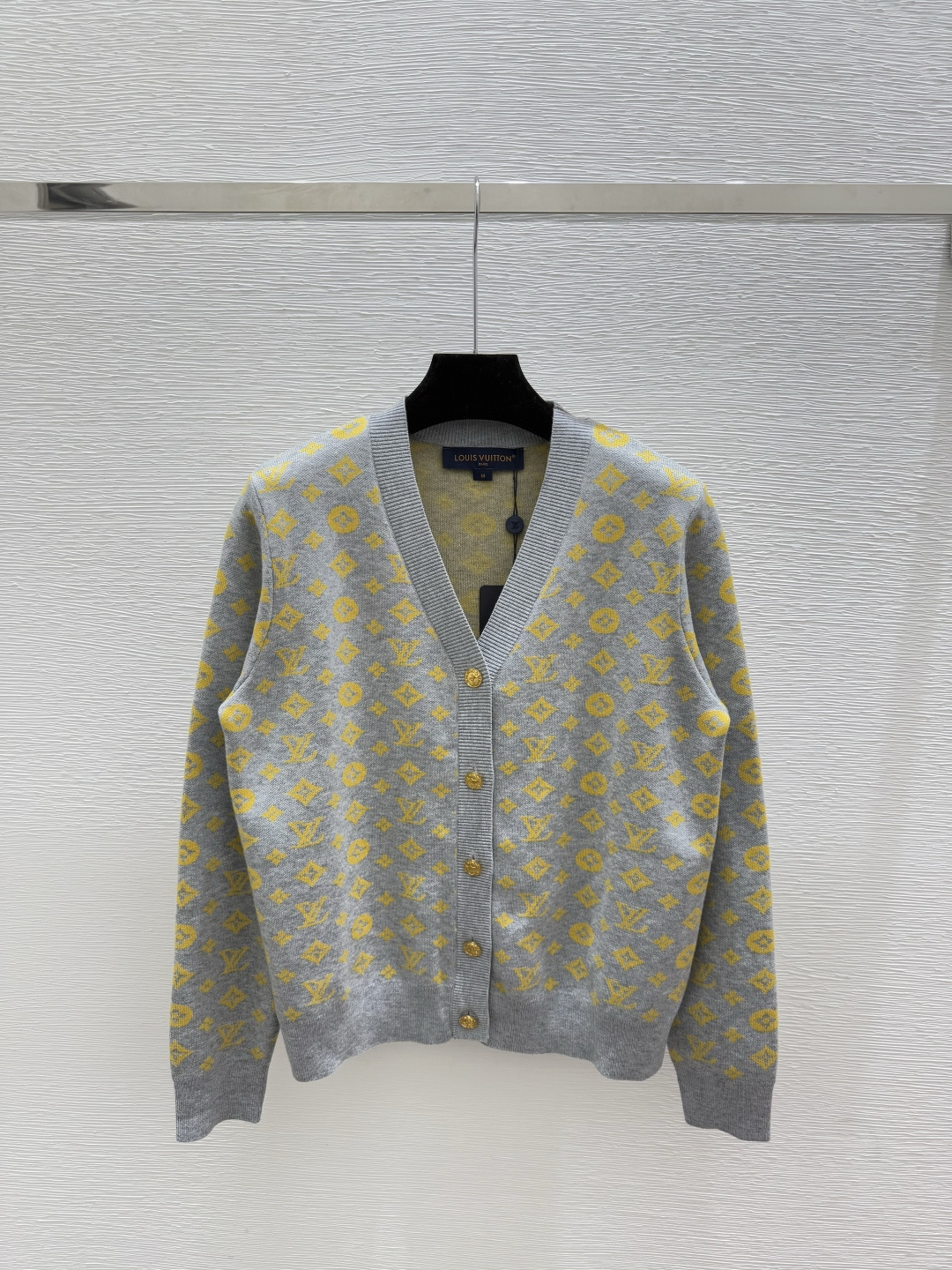 🆕L家🆕 早秋新款 老花字母提花V领针织长袖开衫颜色：黄色 灰色 黑色尺码：36.38.40