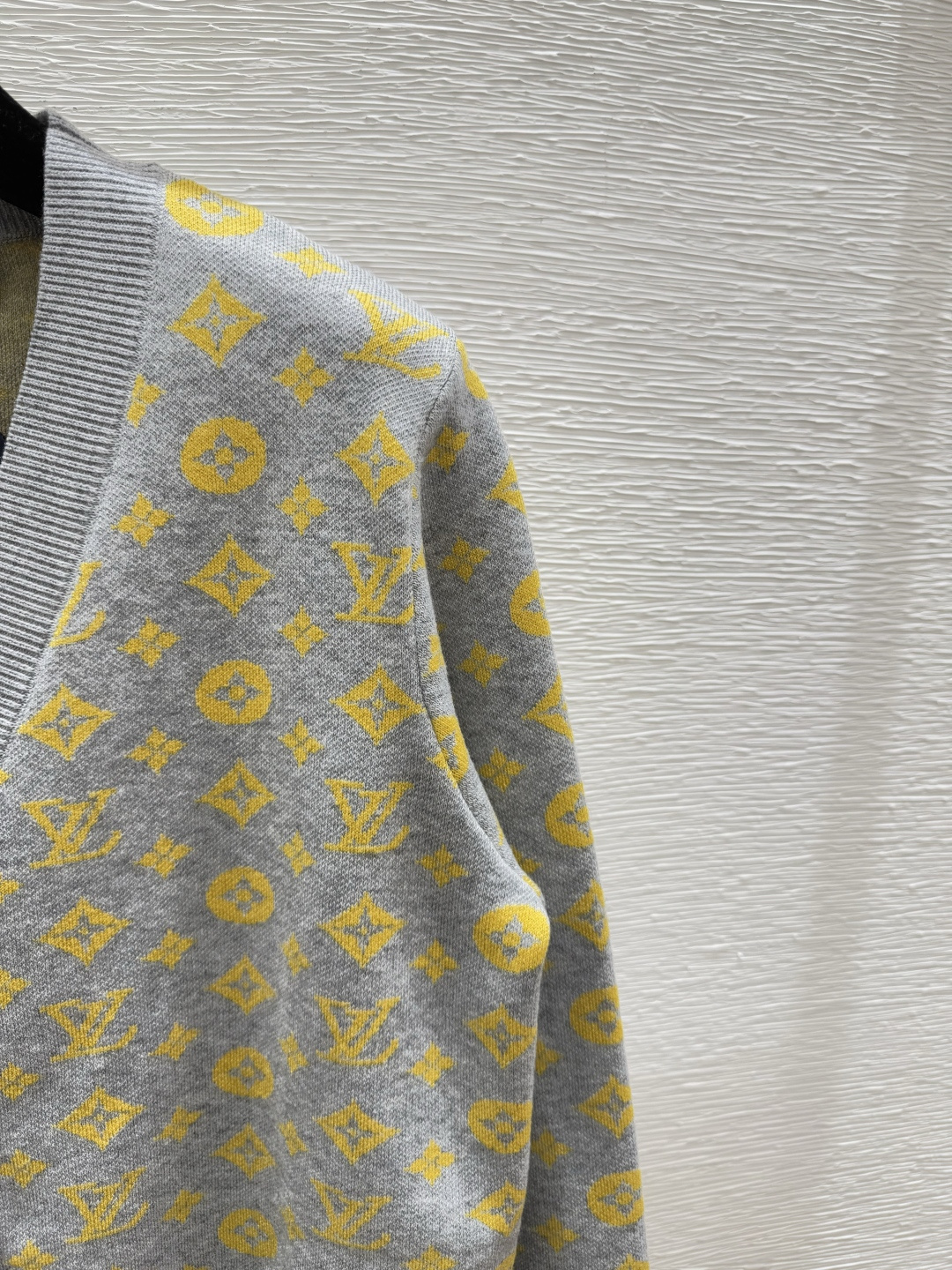 🆕L家🆕 早秋新款 老花字母提花V领针织长袖开衫颜色：黄色 灰色 黑色尺码：36.38.40