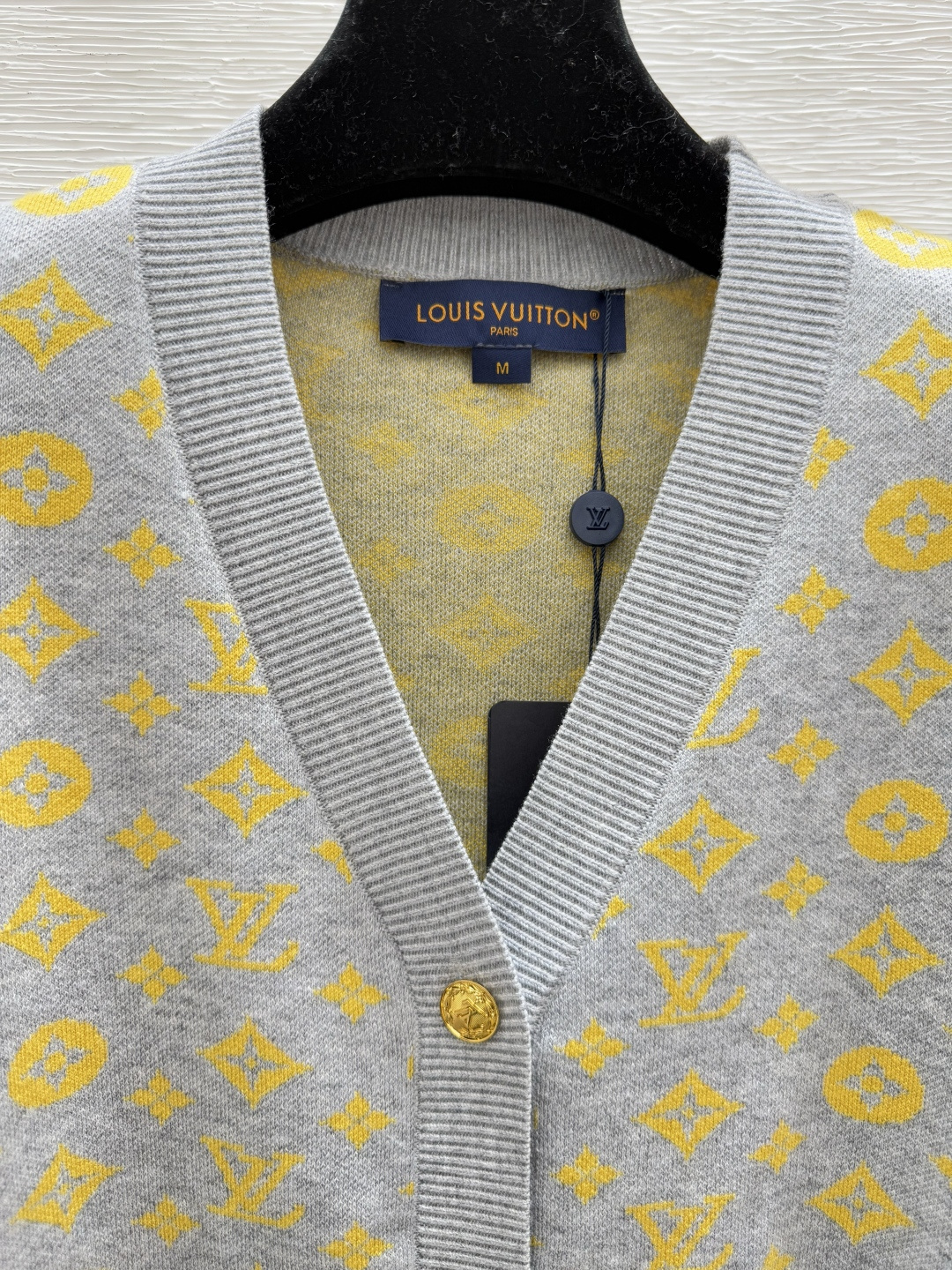 🆕L家🆕 早秋新款 老花字母提花V领针织长袖开衫颜色：黄色 灰色 黑色尺码：36.38.40