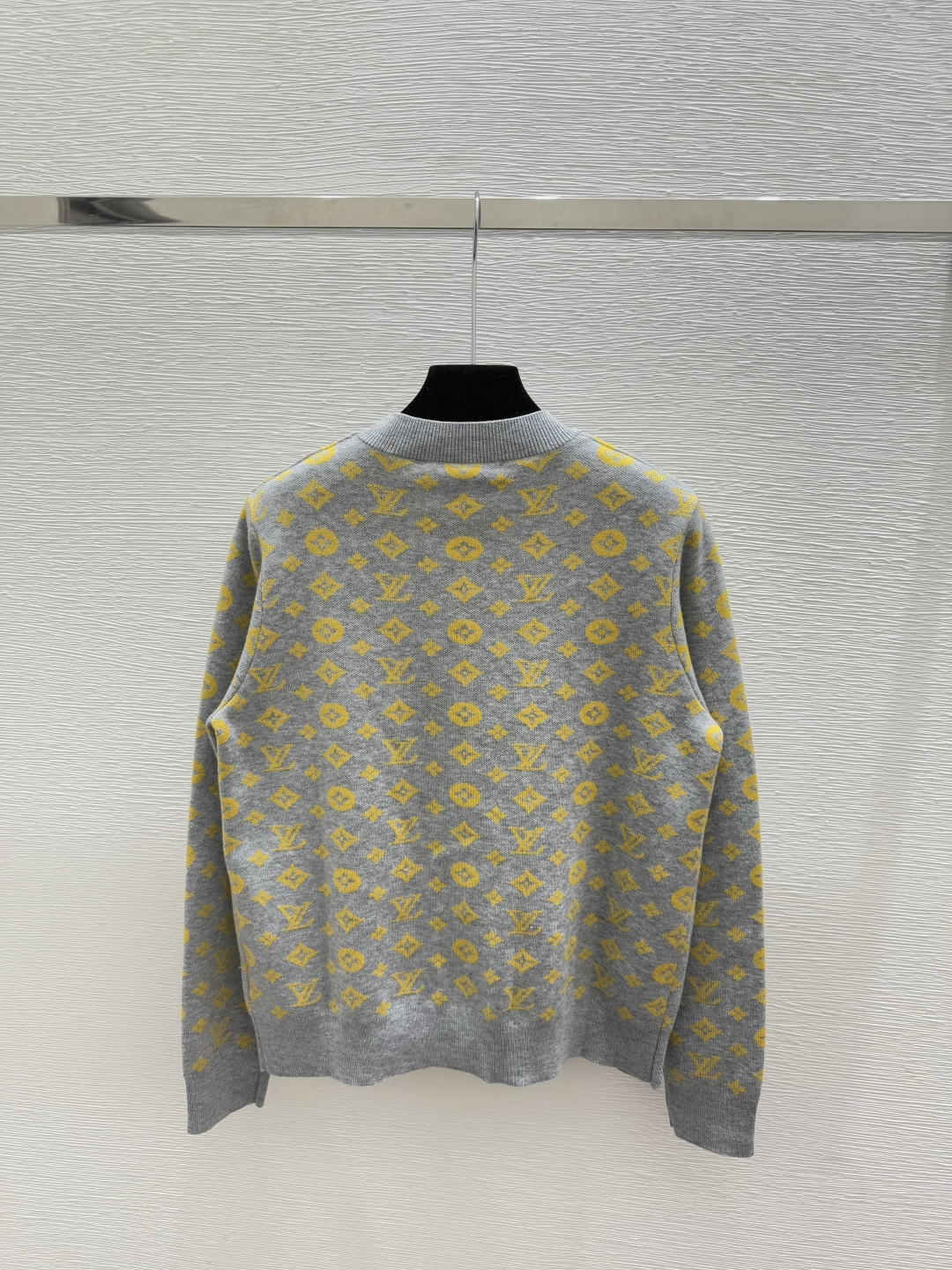 🆕L家🆕 早秋新款 老花字母提花V领针织长袖开衫颜色：黄色 灰色 黑色尺码：36.38.40