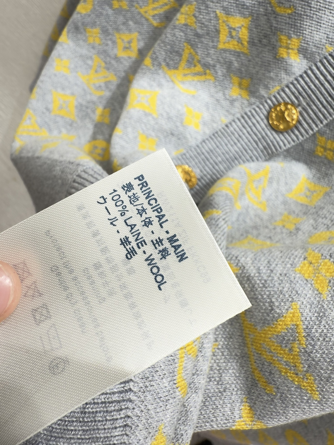 🆕L家🆕 早秋新款 老花字母提花V领针织长袖开衫颜色：黄色 灰色 黑色尺码：36.38.40