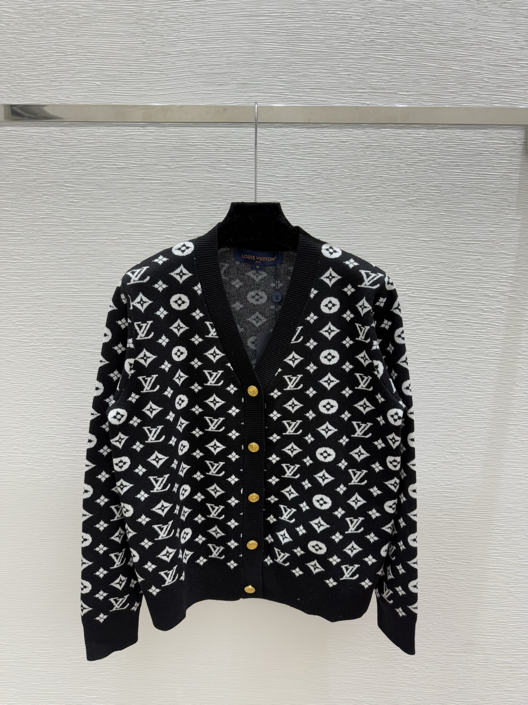 🆕L家🆕 早秋新款 老花字母提花V领针织长袖开衫颜色：黄色 灰色 黑色尺码：36.38.40