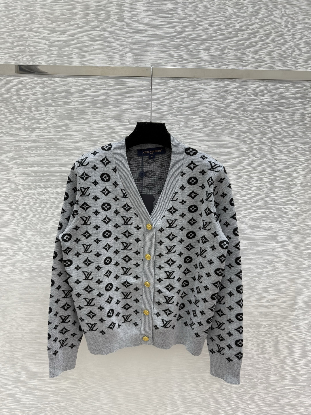 🆕L家🆕 早秋新款 老花字母提花V领针织长袖开衫颜色：黄色 灰色 黑色尺码：36.38.40