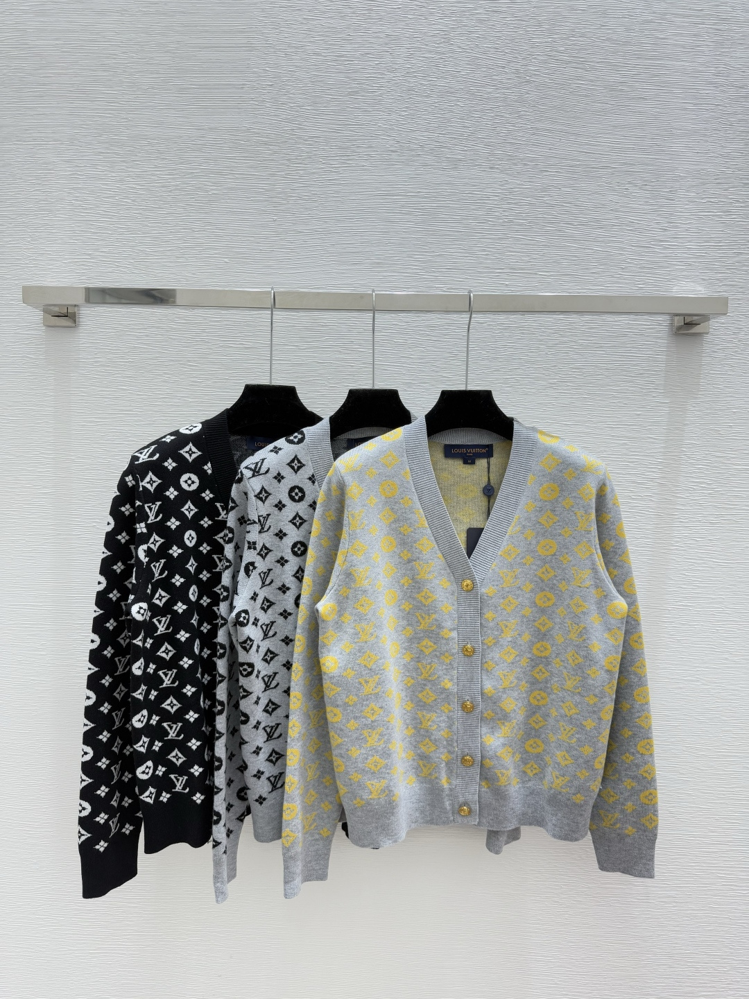 NO:517547,L Home Early Autumn New Style Old-fashioned Alphabet Jacquard V-neck Knitted Long Sleeve Cardigan Color Yellow Gray Black Size 36.38.40, louis vuitton,alexander wang19860909L家 早秋新款 老花字母提花V领针织长袖开衫 颜色黄色 灰色 黑色 尺码36.38.40,,louis vuitton,alexander wang,Women's clothing