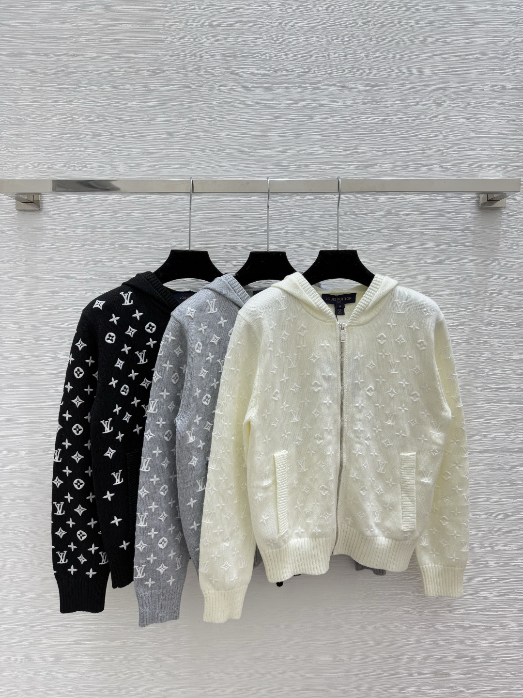 NO:517542,L Home Early Autumn New Hooded Presbyterian Letter Embroidered Knitted Long Sleeve Cardigan Color White Gray Black Size 36.38.40, louis vuitton,hats,alexander wang19860909L家 早秋新款 连帽老花字母刺绣针织长袖开衫 颜色白色 灰色 黑色 尺码36.38.40,,louis vuitton,hats,alexander wang,Women's clothing
