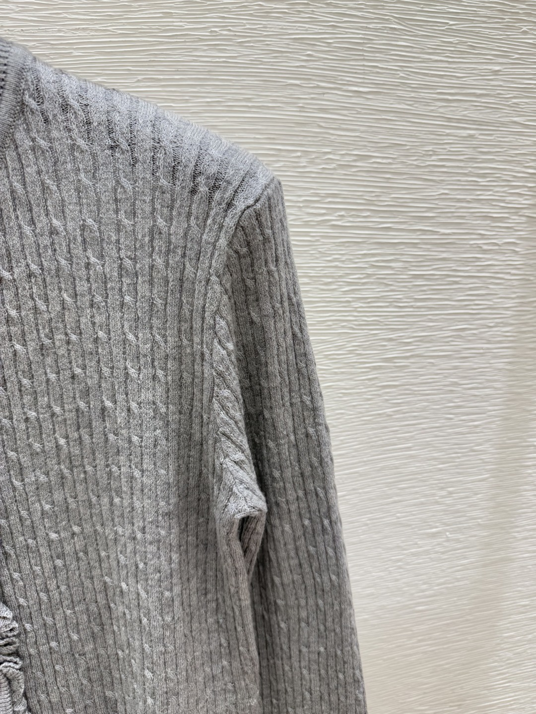 🆕M家🆕 早秋新款 纯色荷叶边镂空圆领针织长袖开衫颜色：灰色 宝蓝尺码：36.38.40