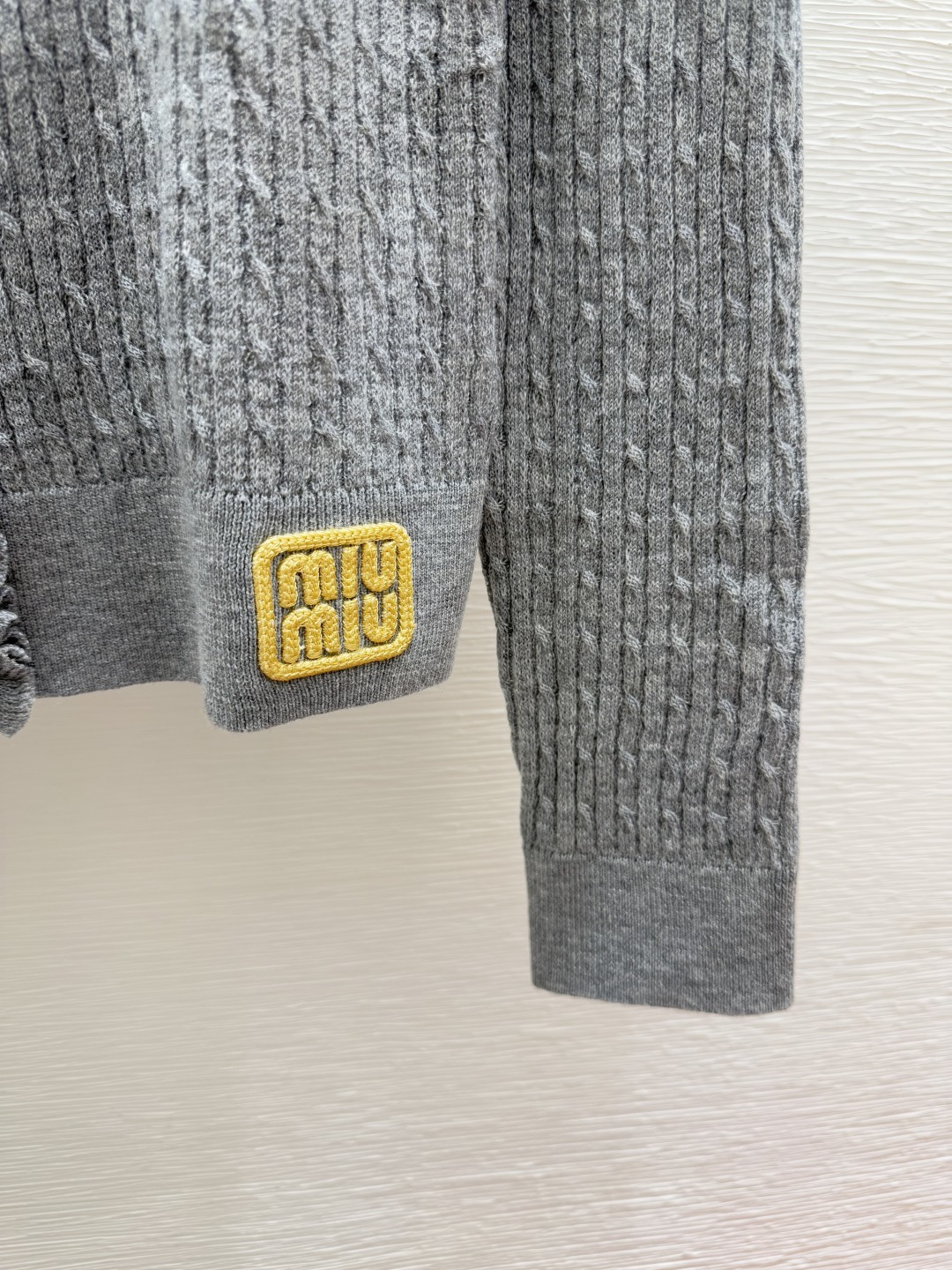 🆕M家🆕 早秋新款 纯色荷叶边镂空圆领针织长袖开衫颜色：灰色 宝蓝尺码：36.38.40