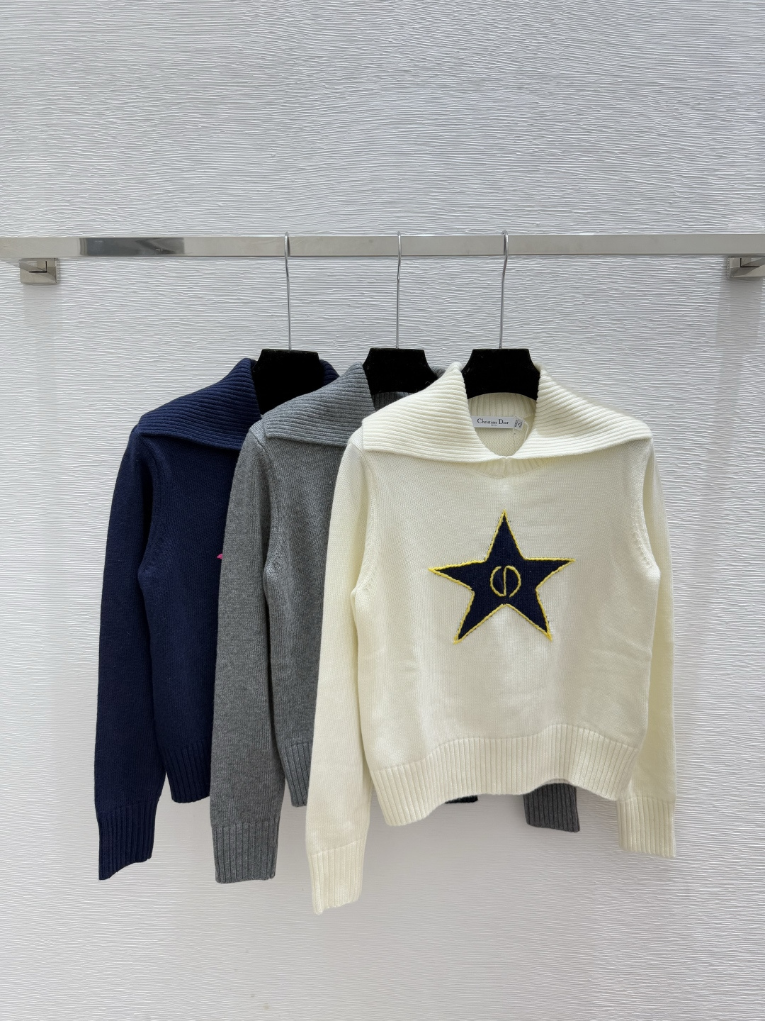 NO:534030,D Home Early Autumn New Style Five-pointed Star Jacquard Lapel Knitted Long Sleeve Color White Gray Royal Blue Size 36.38.40, Dior, Alexander Wang19860909D家 早秋新款 五角星提花翻领针织长袖 颜色白色 灰色 宝蓝 尺码36.38.40,,dior,alexander wang,Women's clothing
