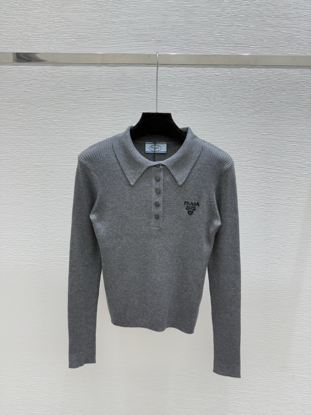 🆕P家🆕 早秋新款 纯色简约翻领针织长袖颜色：白色 灰色 宝蓝尺码：36.38.40