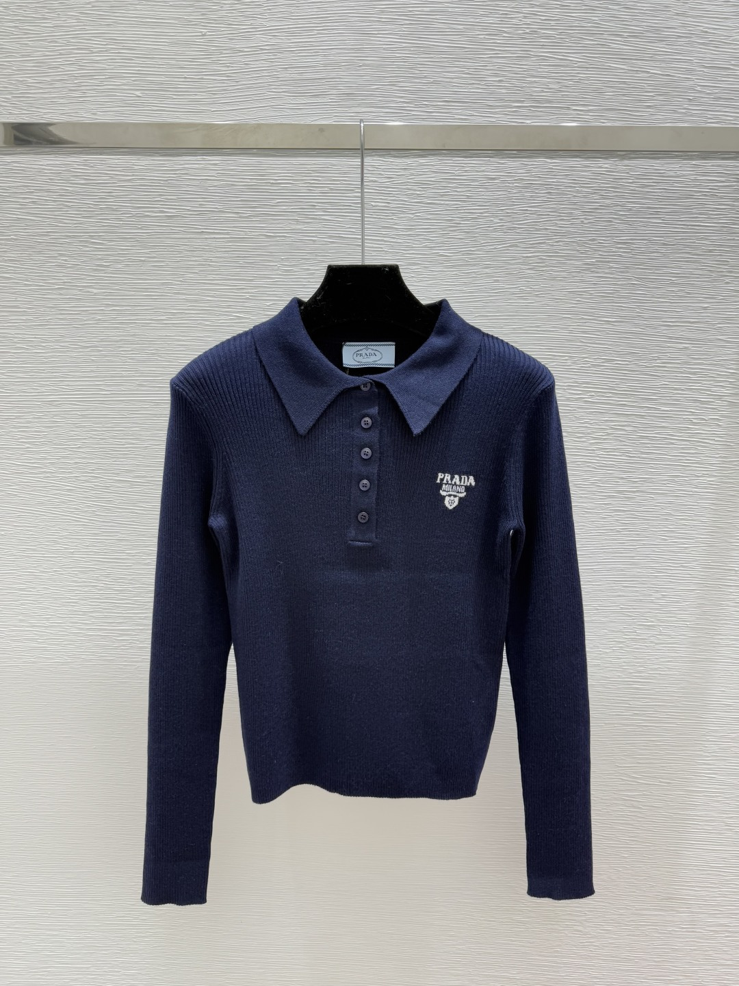 🆕P家🆕 早秋新款 纯色简约翻领针织长袖颜色：白色 灰色 宝蓝尺码：36.38.40