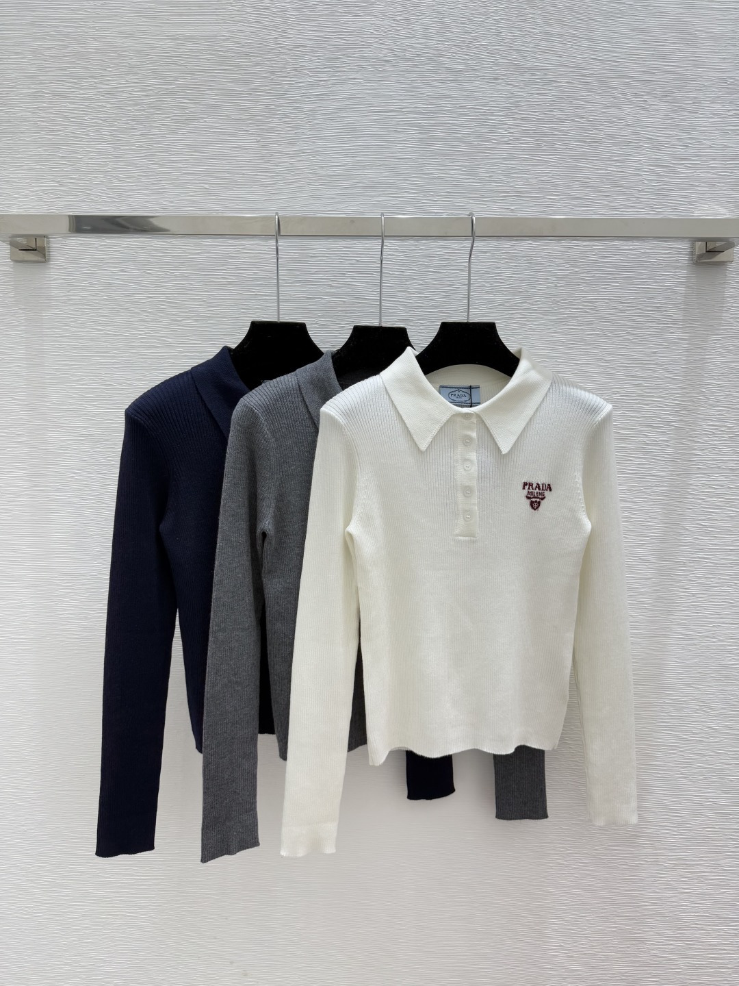 🆕P家🆕 早秋新款 纯色简约翻领针织长袖颜色：白色 灰色 宝蓝尺码：36.38.40