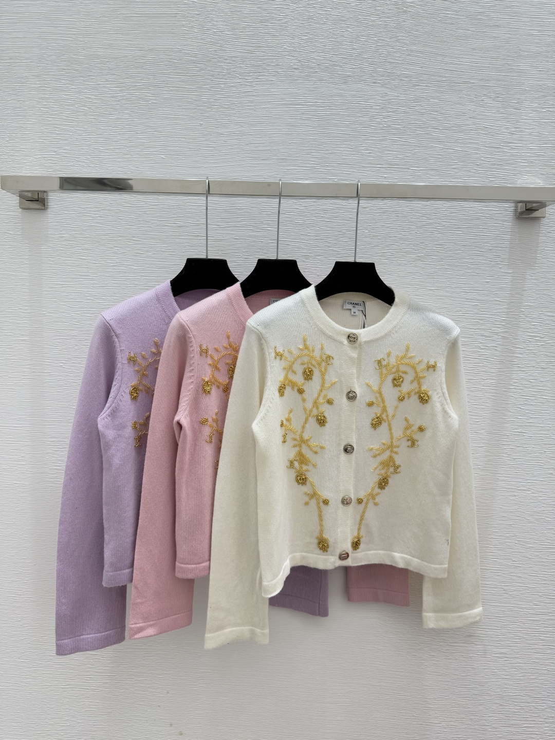 NO:535540,CH Home Early Autumn New Style Floral Beaded Round Neck Knitted Long Sleeve Cardigan Color White Pink Purple Size 36.38.40,,alexander wang19860909CH家 早秋新款 花卉钉珠圆领针织长袖开衫 颜色白色 粉色 紫色 尺码36.38.40,,alexander wang,Women's clothing