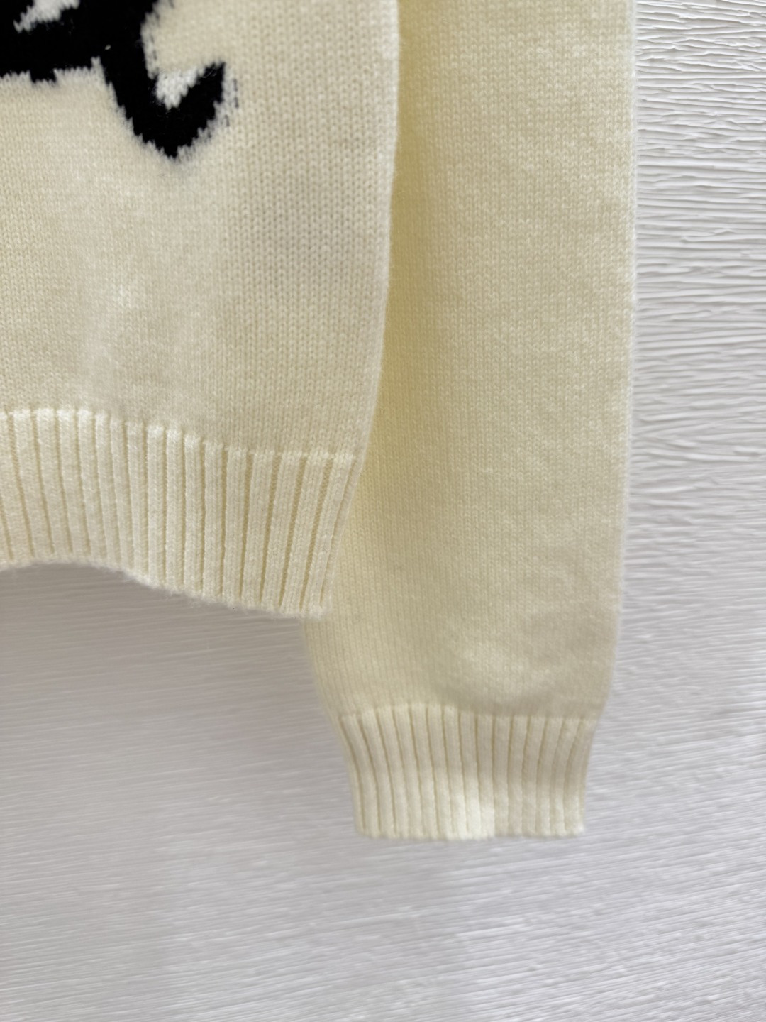 🆕CH家🆕 早秋新款 字母提花圆领针织长袖颜色：白色 粉色尺码：36.38.40