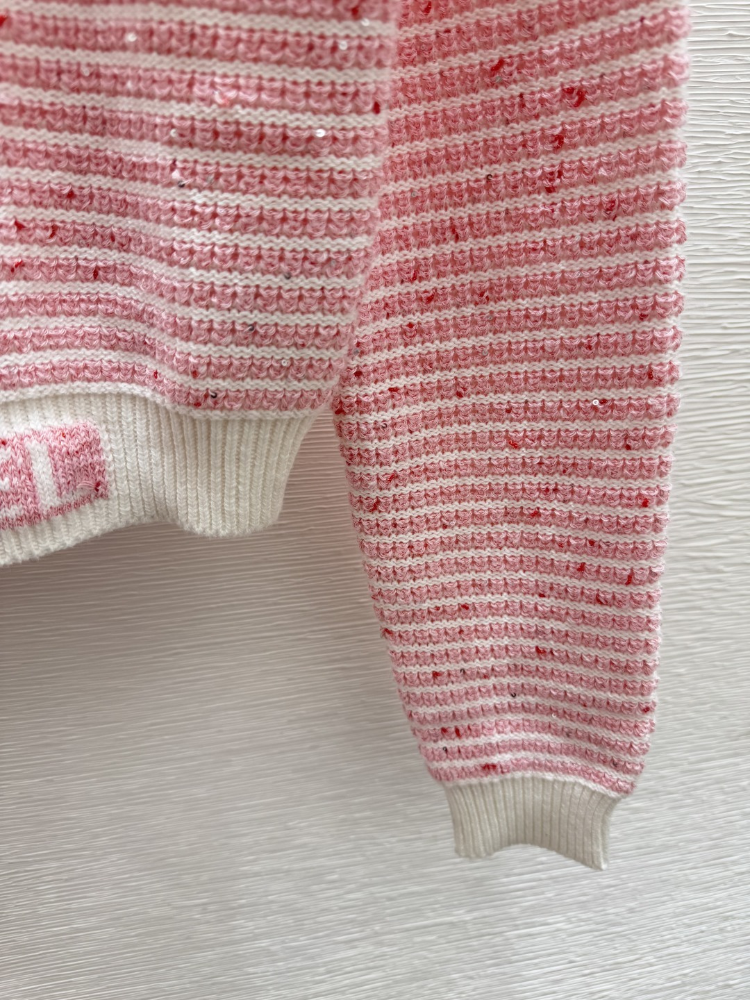 🆕CH家🆕 早秋新款 珠片镂空圆领针织长袖颜色：白色 粉色 宝蓝尺码：36.38.40