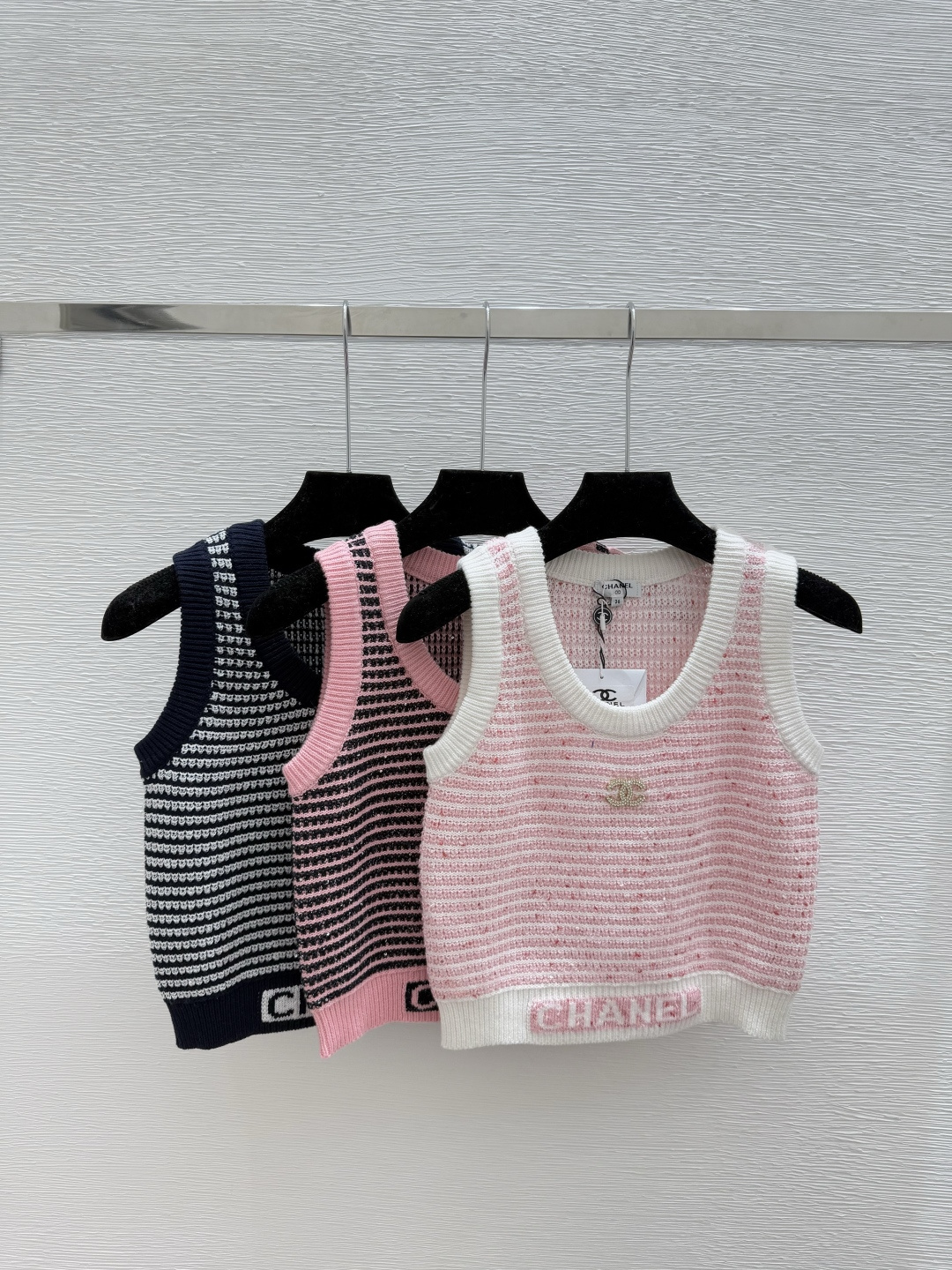 NO:535497,CH Home Summer New Style Bead Hollow Round Collar Knitted Vest Color White Pink Royal Blue Size 36.38.40,,alexander wang19860909CH家 夏季新款 珠片镂空圆领针织背心 颜色白色 粉色 宝蓝 尺码36.38.40,,alexander wang,Women's clothing