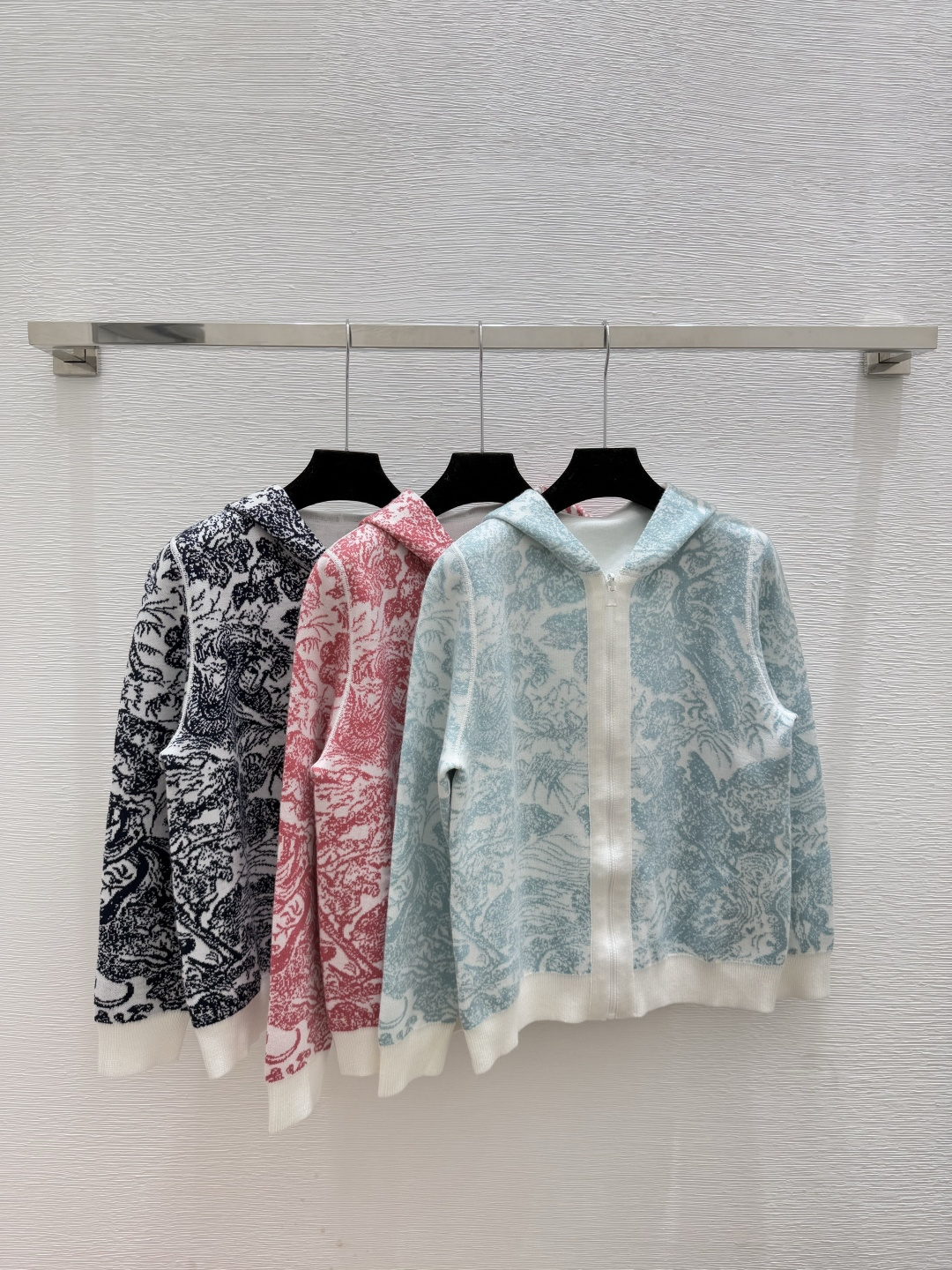 NO:535491,D Home Early Autumn New Hooded Double-sided Jungle Tiger Knit Long Sleeve Cardigan Color Green Red Royal Blue Size 36.38.40, Dior, Hats, Alexander Wang19860909D家 早秋新款 连帽双面丛林老虎针织长袖开衫 颜色绿色 红色 宝蓝 尺码36.38.40,,dior,hats,alexander wang,Women's clothing