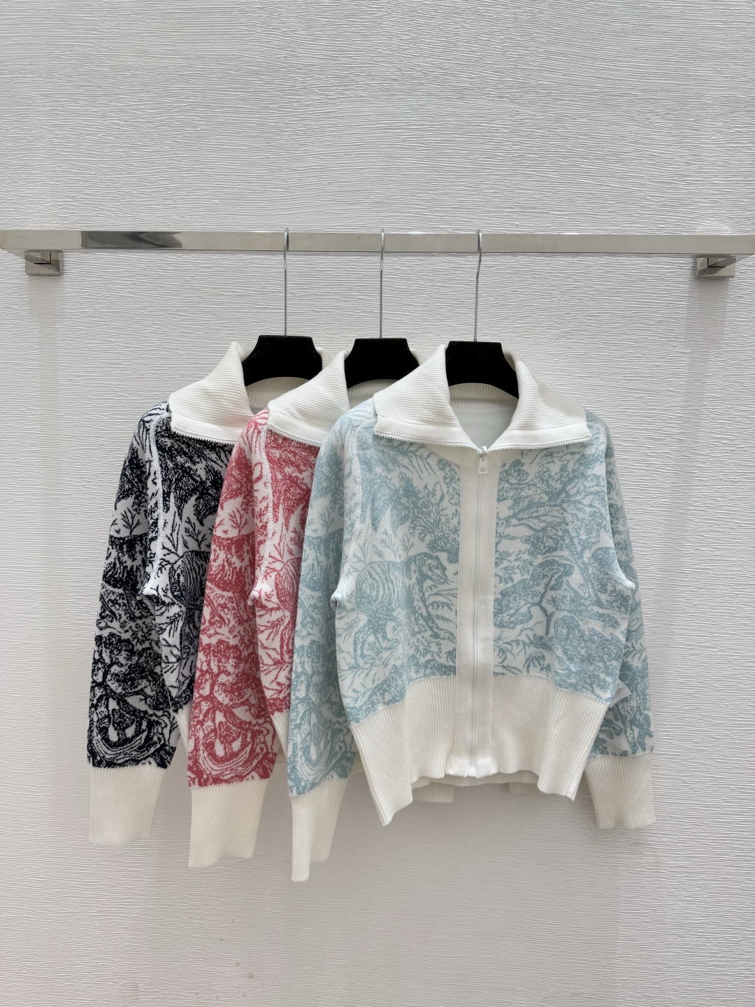 NO:535481,D Home Early Autumn New Double-sided Jungle Tiger Lapel Knitted Long Sleeve Cardigan Color Green Red Royal Blue Size 36.38.40, Dior, Alexander wang19860909D家 早秋新款 双面丛林老虎翻领针织长袖开衫 颜色绿色 红色 宝蓝 尺码36.38.40,,dior,alexander wang,Women's clothing