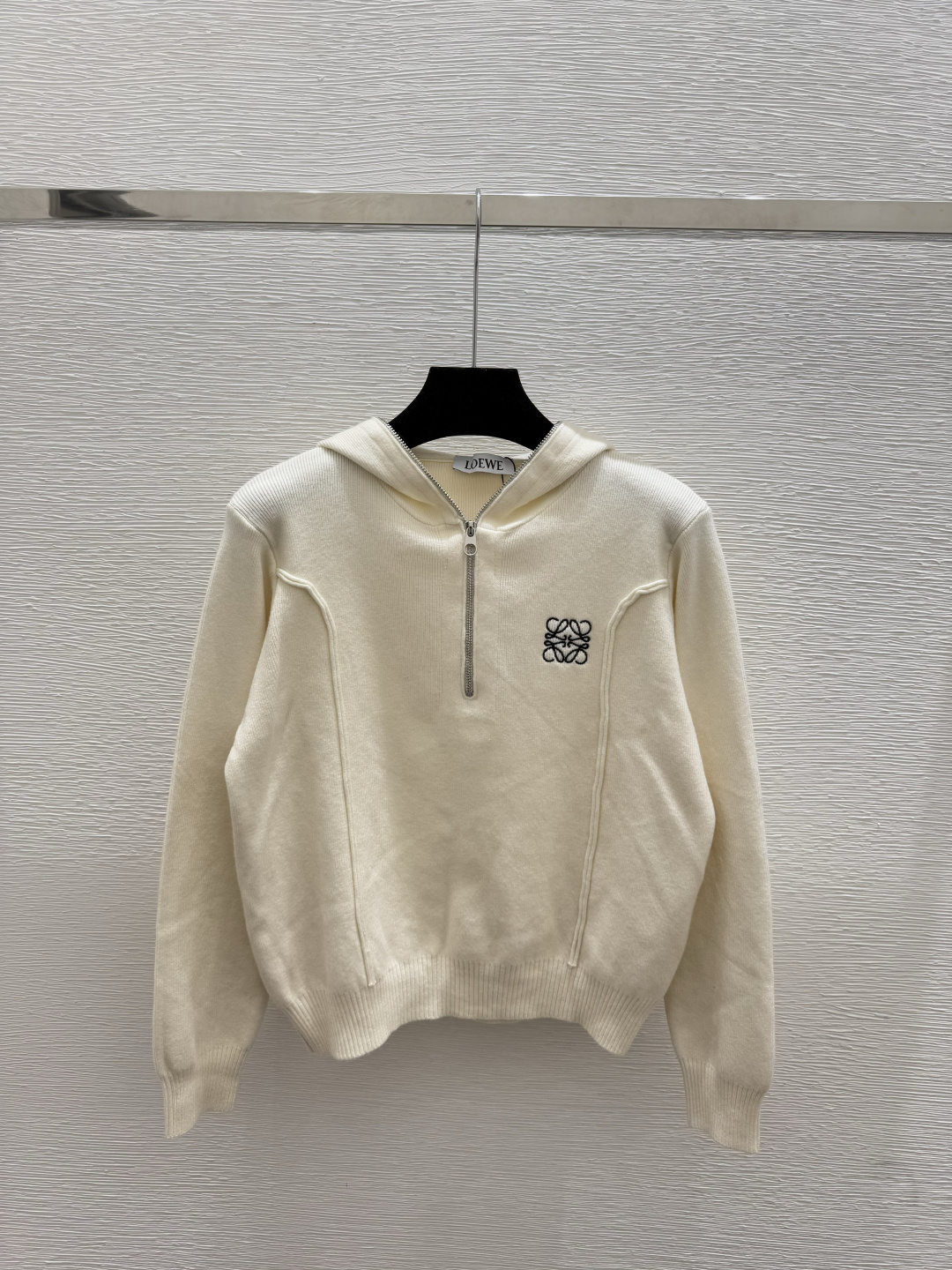 🆕LO家🆕 早秋新款 纯色拉链式连帽针织半开衫颜色：白色 黑色尺码：36.38.40