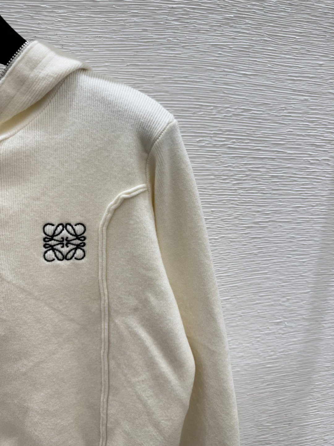 🆕LO家🆕 早秋新款 纯色拉链式连帽针织半开衫颜色：白色 黑色尺码：36.38.40