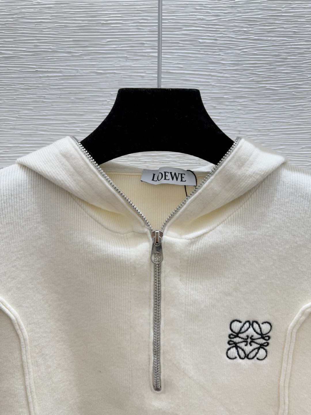 🆕LO家🆕 早秋新款 纯色拉链式连帽针织半开衫颜色：白色 黑色尺码：36.38.40