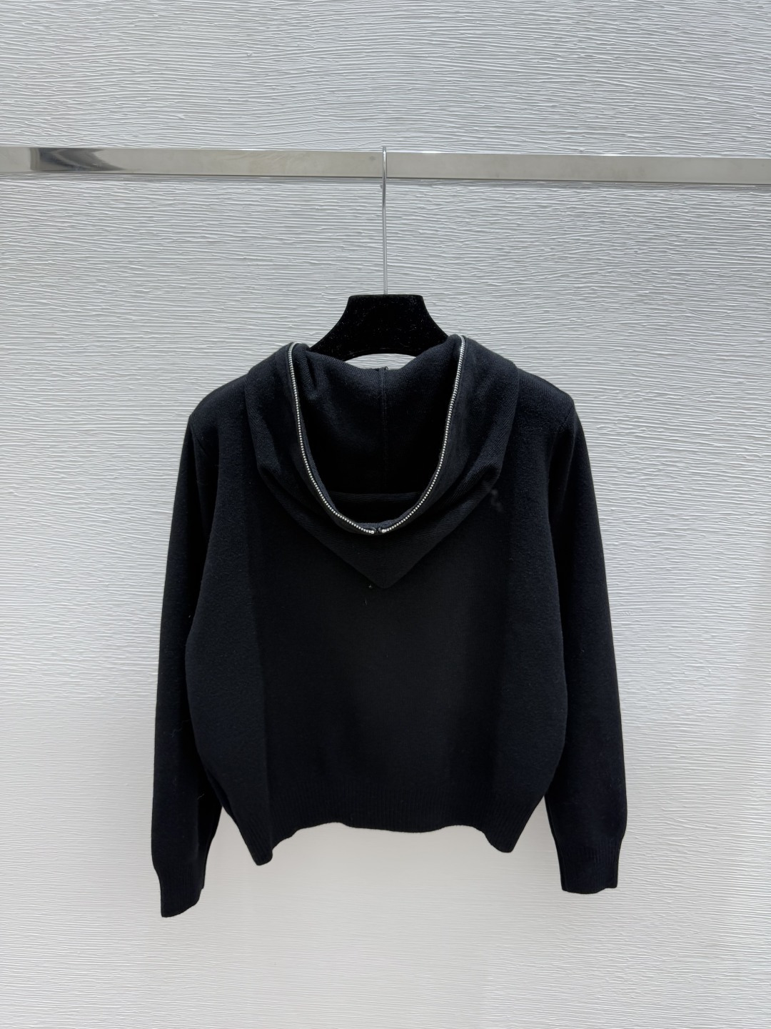 🆕LO家🆕 早秋新款 纯色拉链式连帽针织半开衫颜色：白色 黑色尺码：36.38.40