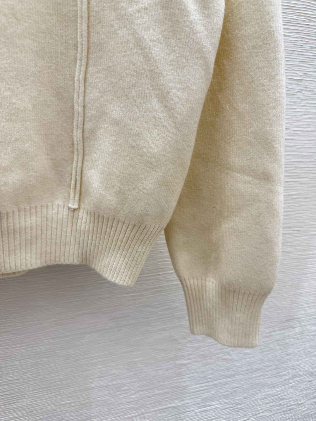 🆕LO家🆕 早秋新款 纯色拉链式连帽针织半开衫颜色：白色 黑色尺码：36.38.40