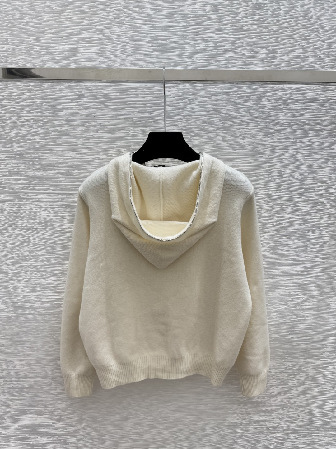 🆕LO家🆕 早秋新款 纯色拉链式连帽针织半开衫颜色：白色 黑色尺码：36.38.40