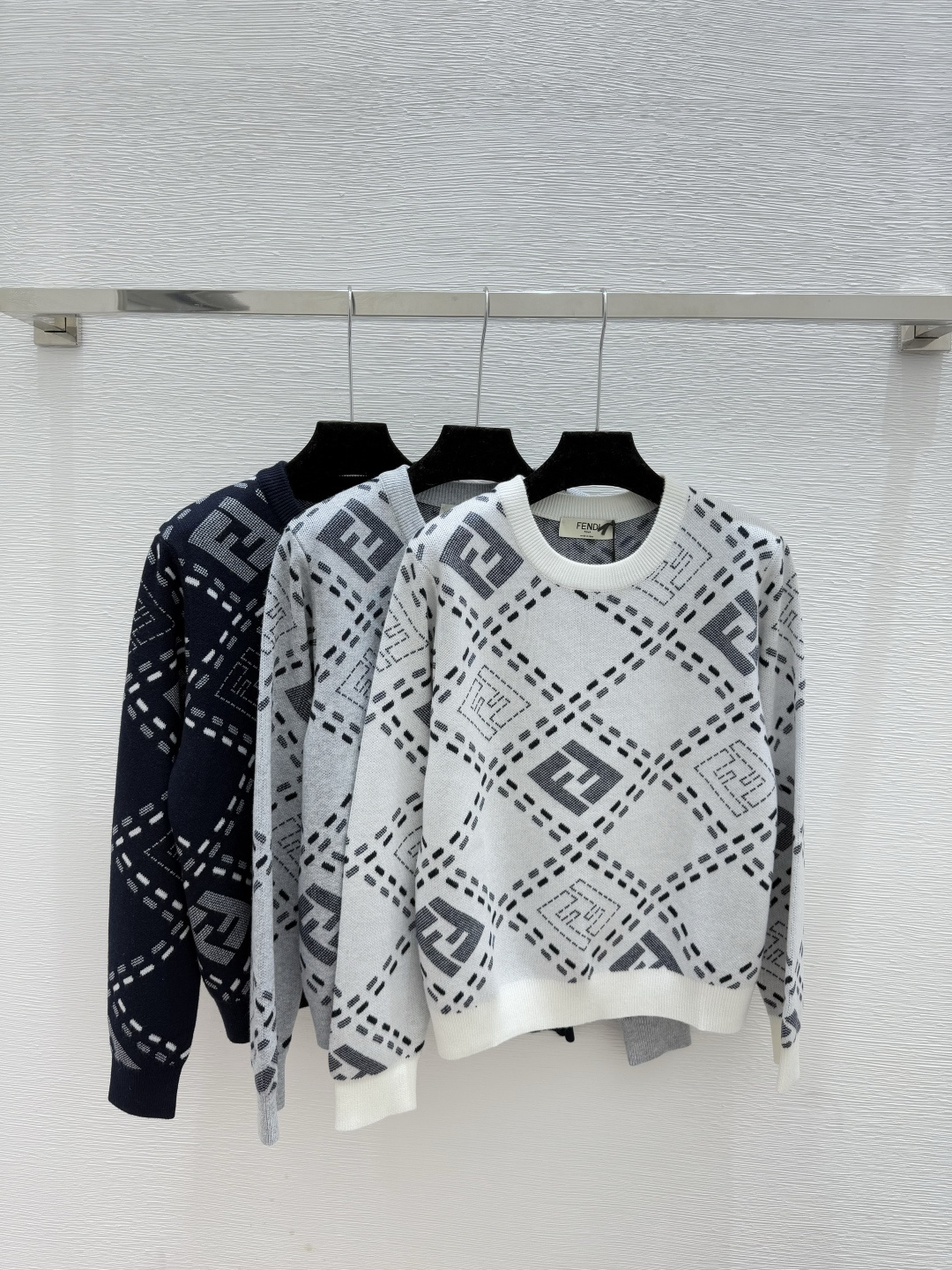 NO:535507,F Home Early Autumn New Style Letter Striped Jacquard Round Neck Knitted Long Sleeve Color White Gray Royal Blue Size 36.38.40, Fendi,alexander wang19860909F家 早秋新款 字母条纹提花圆领针织长袖 颜色白色 灰色 宝蓝 尺码36.38.40,,fendi,alexander wang,Women's clothing