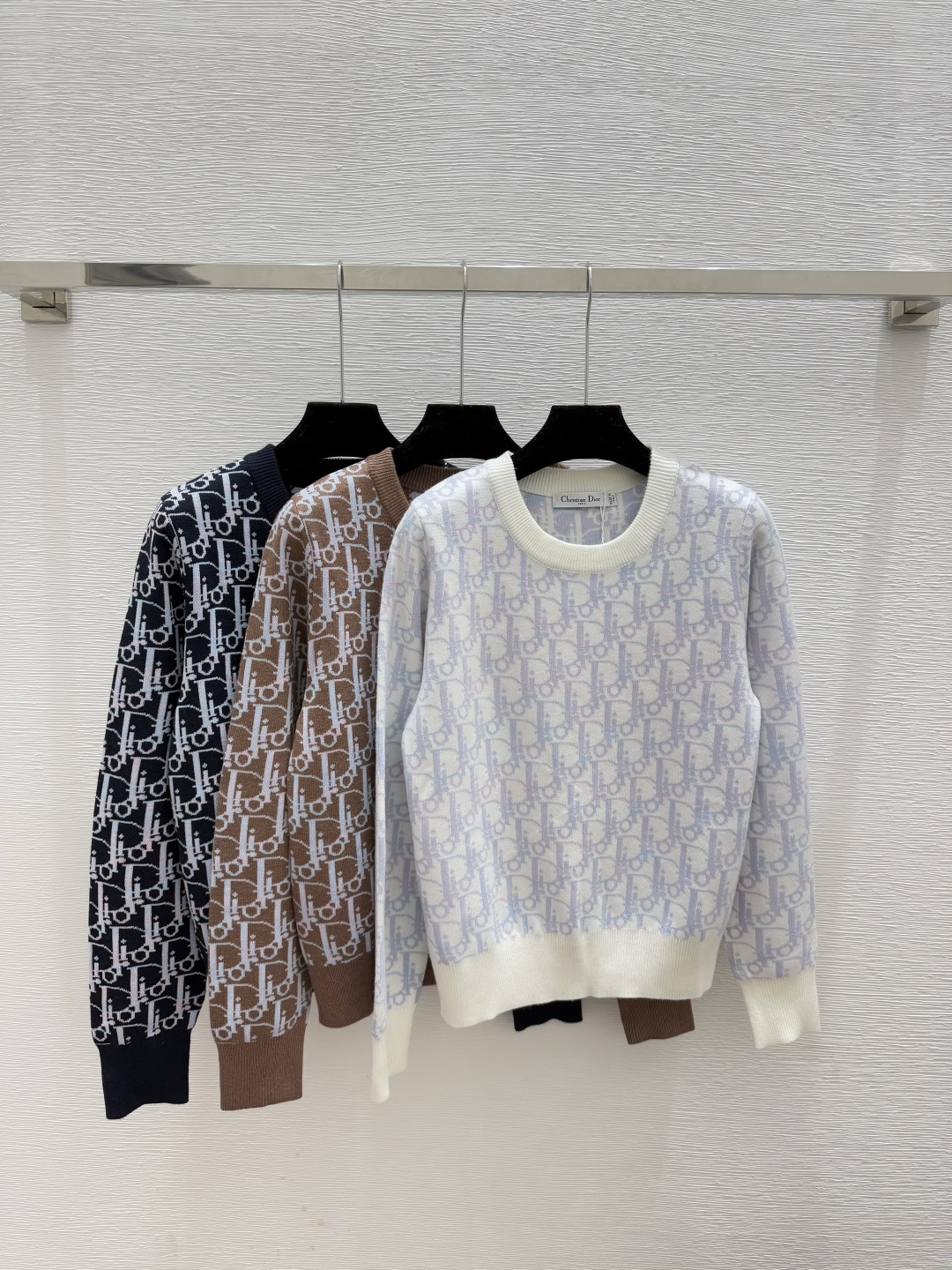 NO:535503,D Home Early Autumn New Style, Old-fashioned Letter Jacquard Round Neck Knitted Long Sleeve Color White, Coffee, Royal Blue, Size 36.38.40, Dior, Alexander Wang19860909D家 早秋新款 老花字母提花圆领针织长袖 颜色白色 咖啡 宝蓝 尺码36.38.40,,dior,alexander wang,Women's clothing