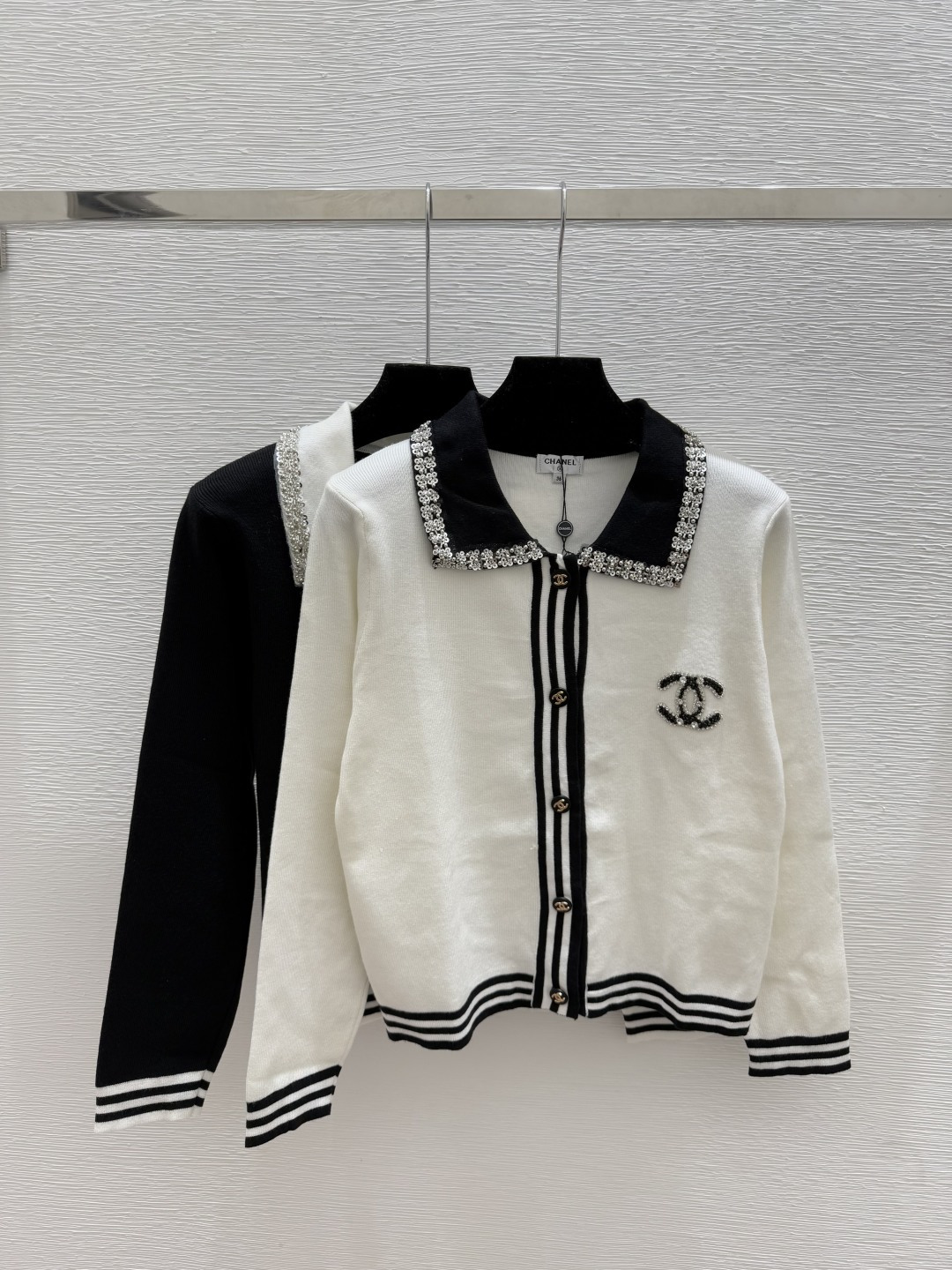 NO:535498,CH Home Early Autumn New Color Block Lapel Beaded Knit Long Sleeve Color White Black Size 36.38.40,,alexander wang19860909CH家 早秋新款 拼色翻领钉珠针织长袖 颜色白色 黑色 尺码36.38.40,,alexander wang,Women's clothing