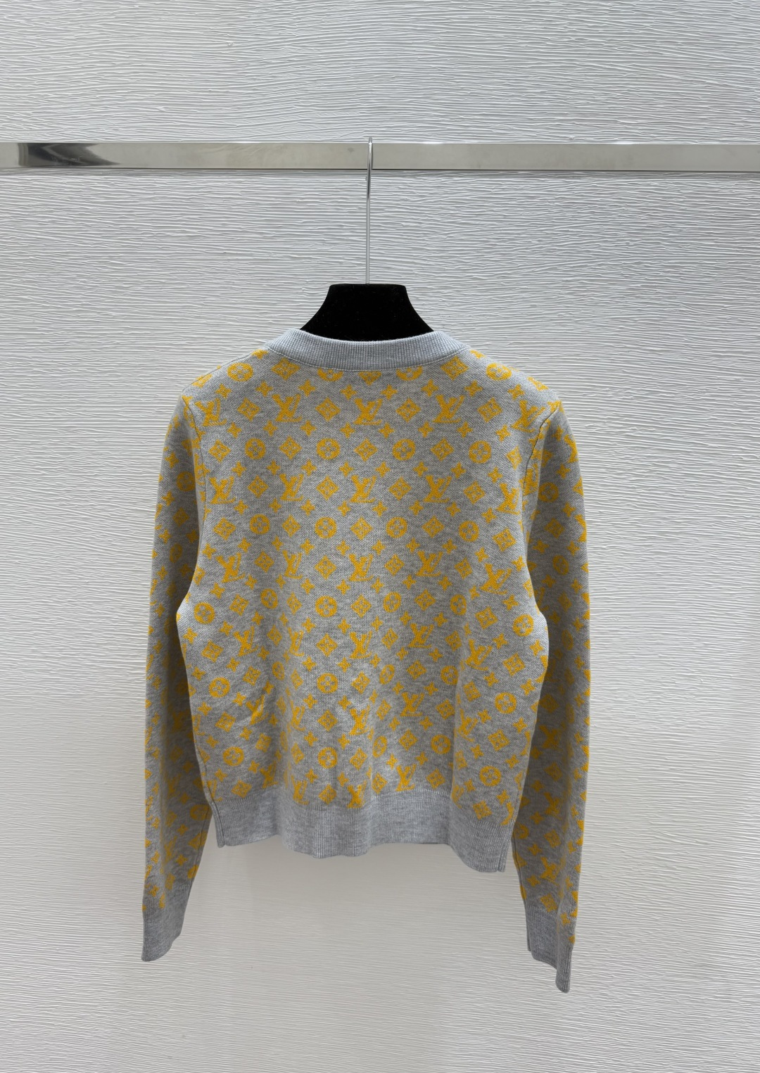 🆕L家🆕 早秋新款 老花字母提花圆领针织长袖开衫颜色：灰色 黄色尺码：36.38.40