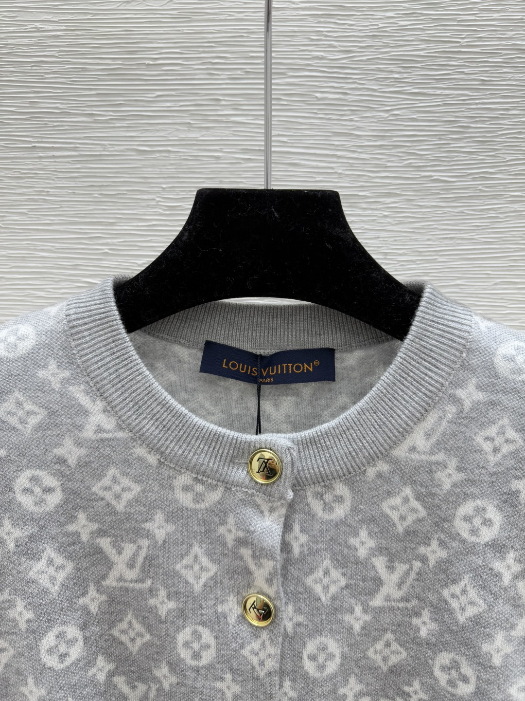 🆕L家🆕 早秋新款 老花字母提花圆领针织长袖开衫颜色：灰色 黄色尺码：36.38.40