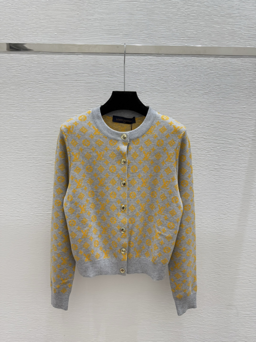 🆕L家🆕 早秋新款 老花字母提花圆领针织长袖开衫颜色：灰色 黄色尺码：36.38.40