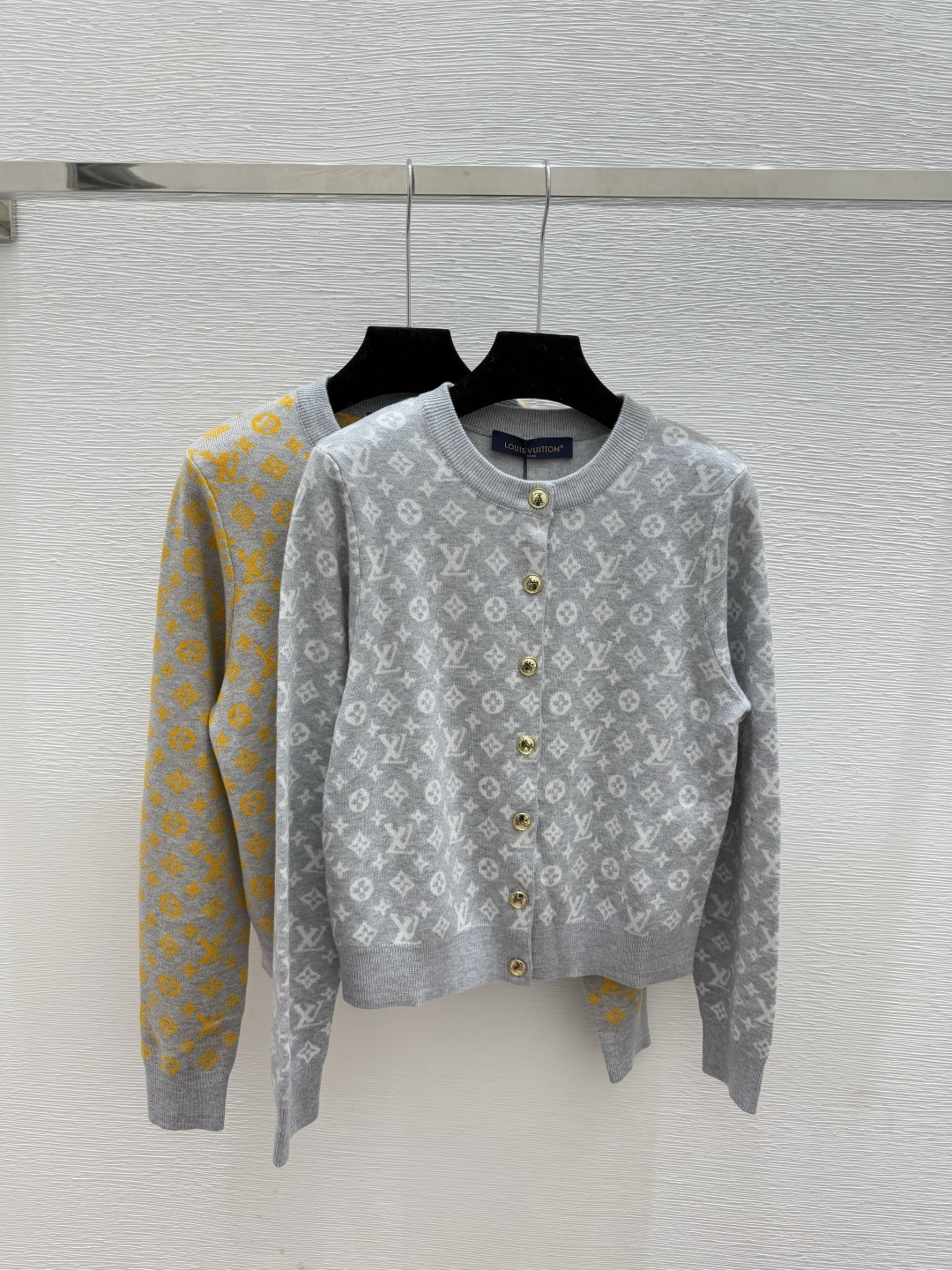 NO:535488,L Home Early Autumn New Style Old-fashioned Alphabet Jacquard Round Neck Knitted Long Sleeve Cardigan Color Gray Yellow Size 36.38.40,,louis vuitton,alexander wang19860909L家 早秋新款 老花字母提花圆领针织长袖开衫 颜色灰色 黄色 尺码36.38.40,,louis vuitton,alexander wang,Women's clothing