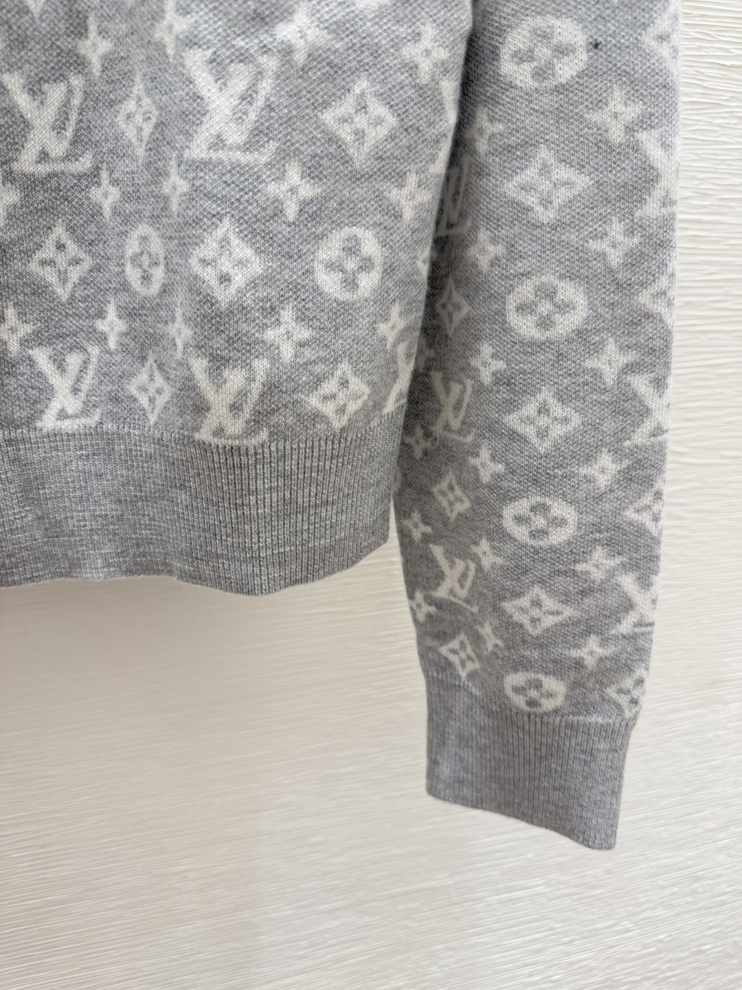 🆕L家🆕 早秋新款 老花字母提花圆领针织长袖开衫颜色：灰色 黄色尺码：36.38.40