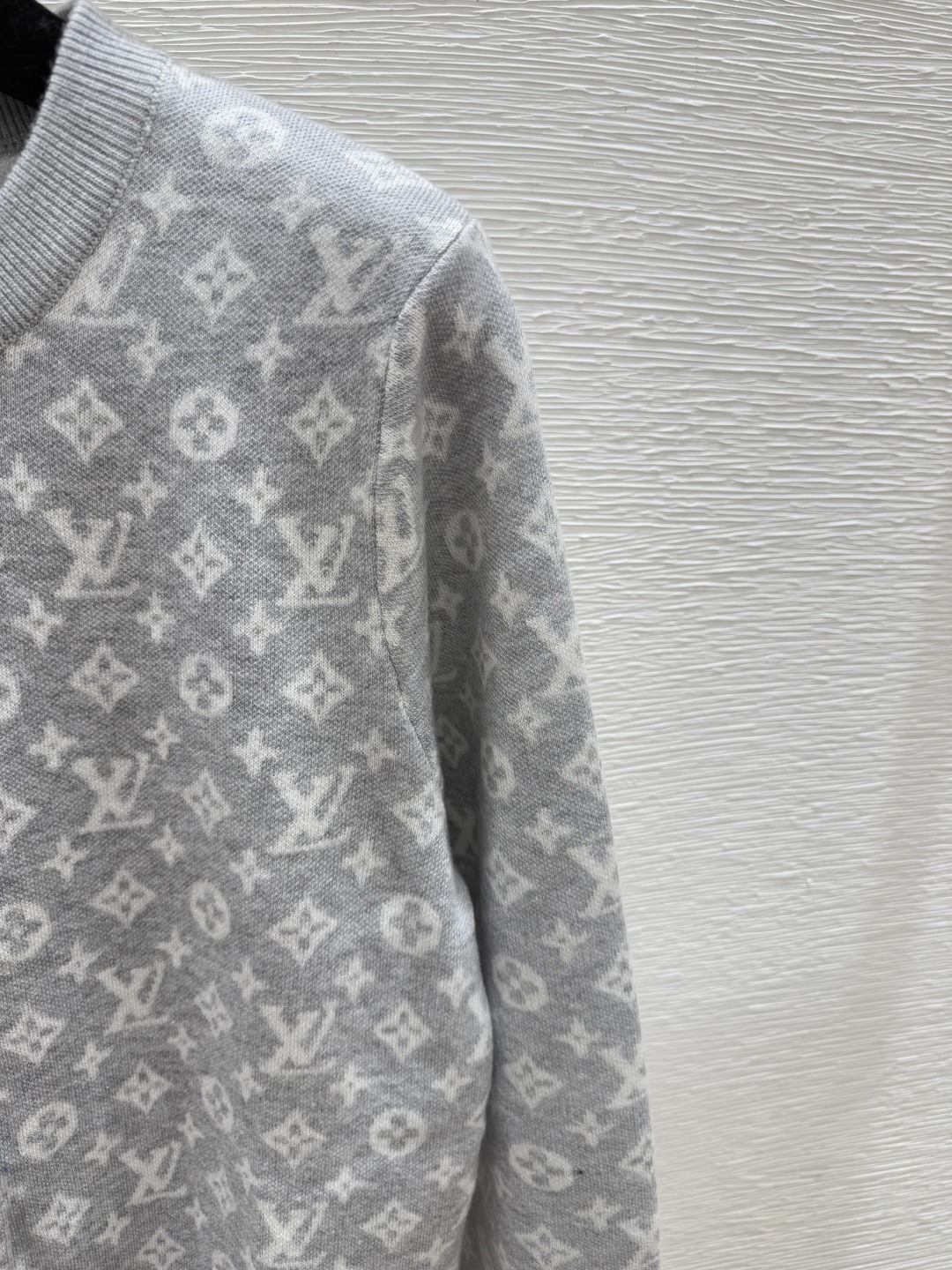 🆕L家🆕 早秋新款 老花字母提花圆领针织长袖开衫颜色：灰色 黄色尺码：36.38.40