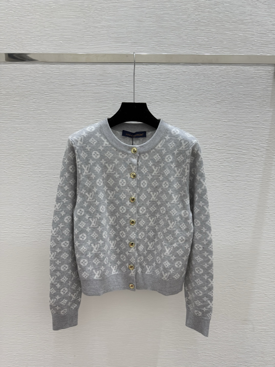 🆕L家🆕 早秋新款 老花字母提花圆领针织长袖开衫颜色：灰色 黄色尺码：36.38.40