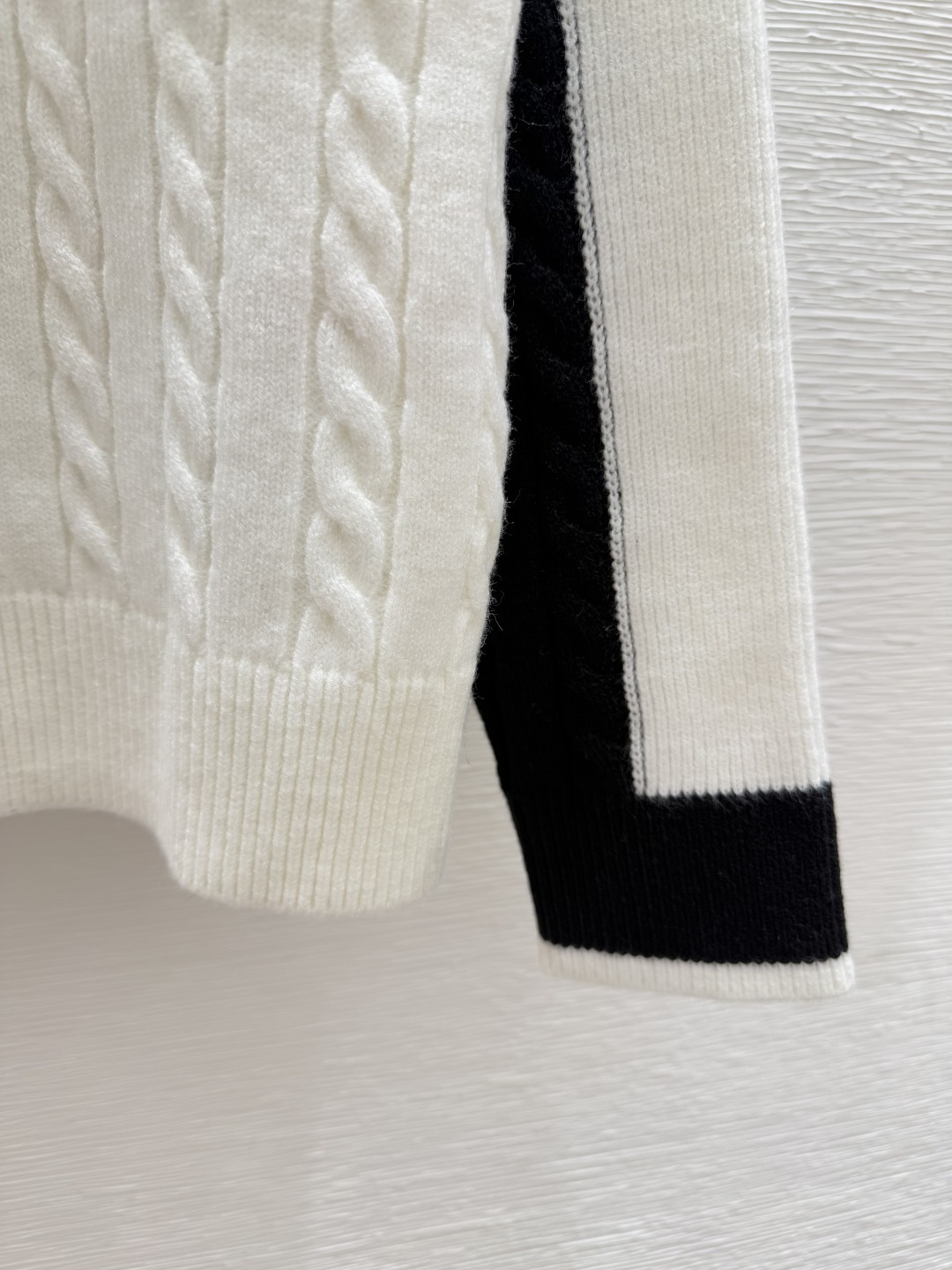 🆕CE家🆕 早秋新款 拼色高领针织长袖开衫颜色：白色 黑色尺码：36.38.40