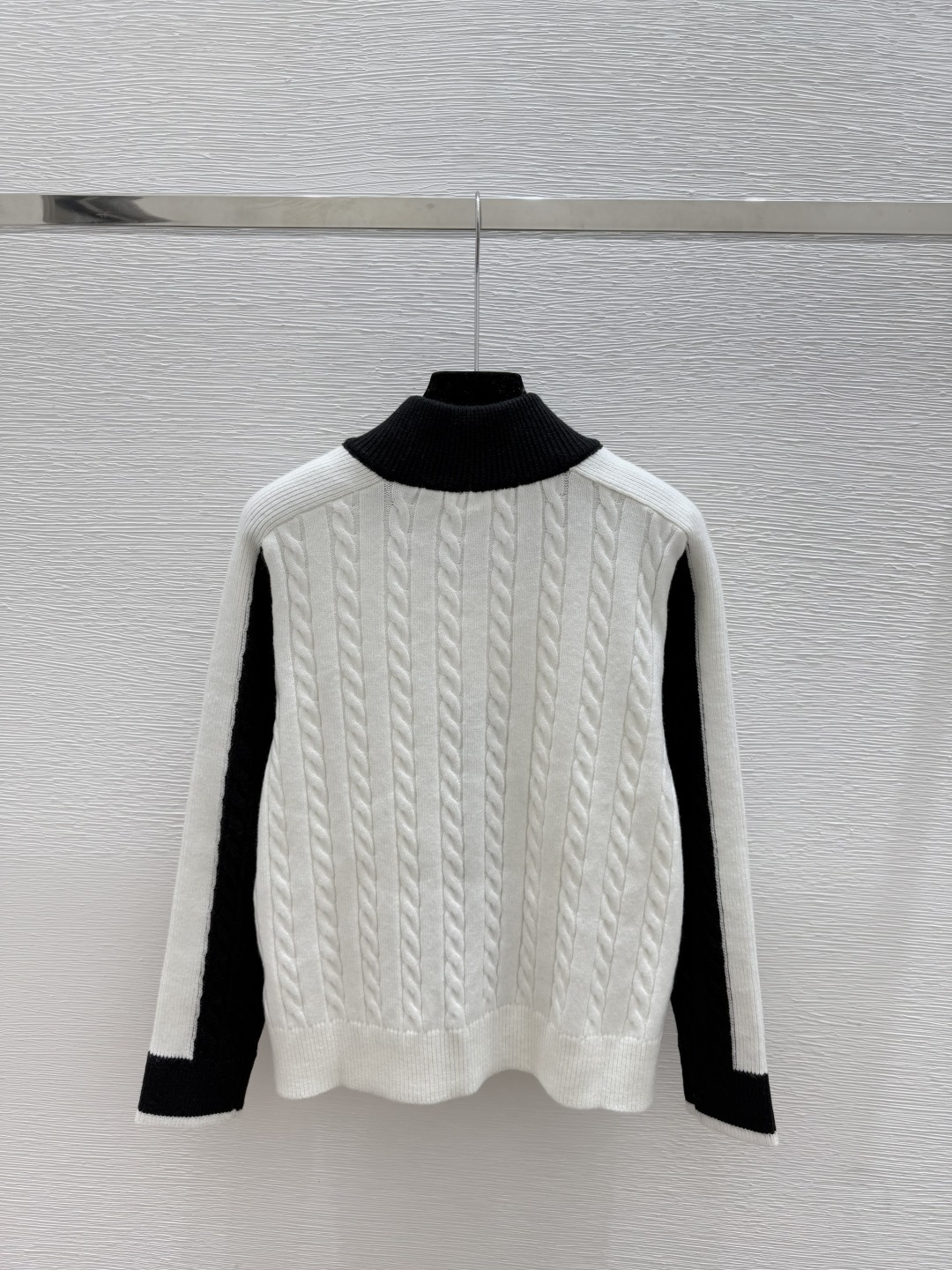 🆕CE家🆕 早秋新款 拼色高领针织长袖开衫颜色：白色 黑色尺码：36.38.40