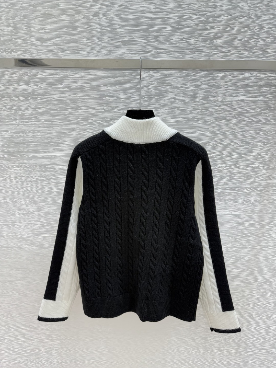🆕CE家🆕 早秋新款 拼色高领针织长袖开衫颜色：白色 黑色尺码：36.38.40