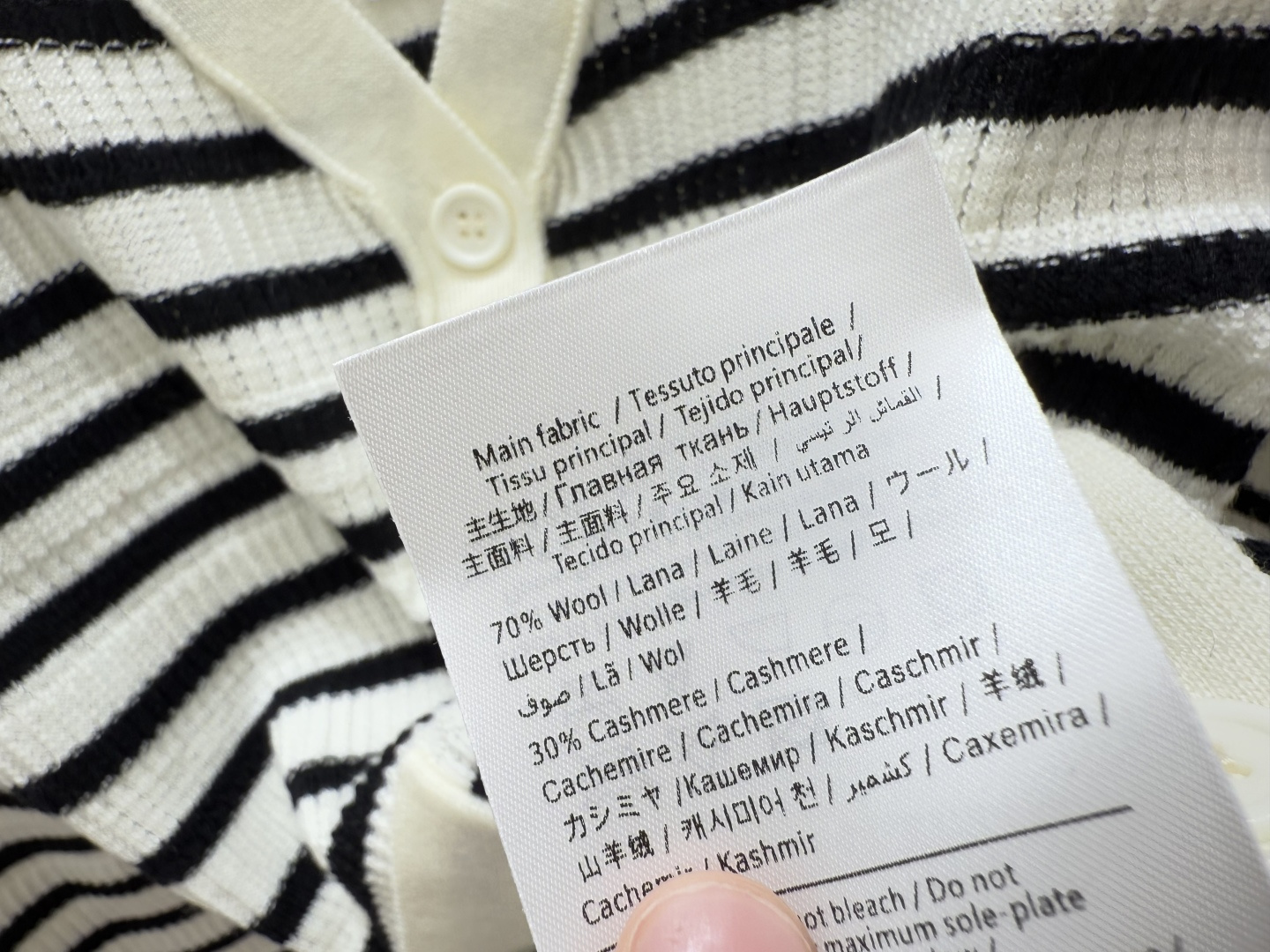 🆕VA家🆕 早秋新款 撞色条纹V领针织长袖开衫颜色：白色尺码：36.38.40