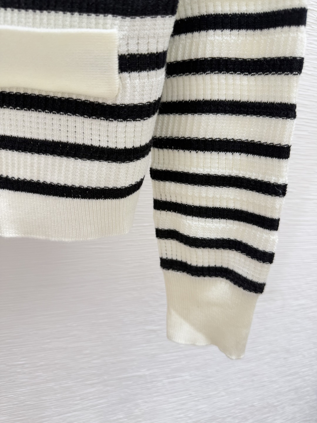 🆕VA家🆕 早秋新款 撞色条纹V领针织长袖开衫颜色：白色尺码：36.38.40