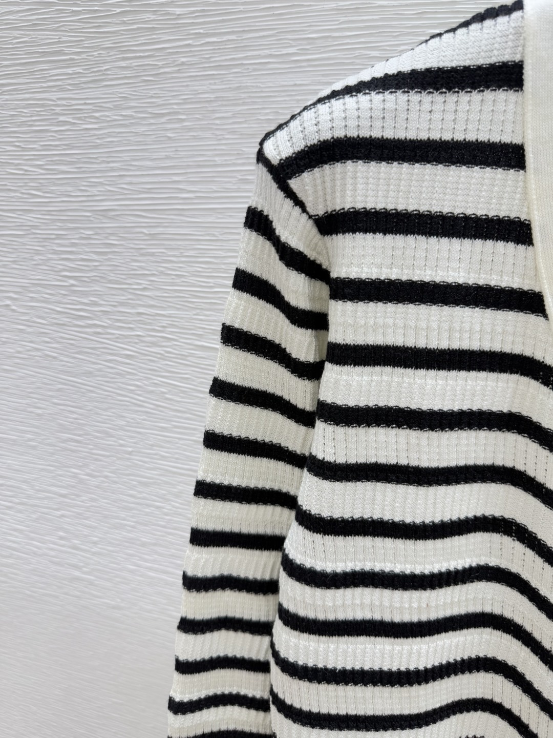 🆕VA家🆕 早秋新款 撞色条纹V领针织长袖开衫颜色：白色尺码：36.38.40