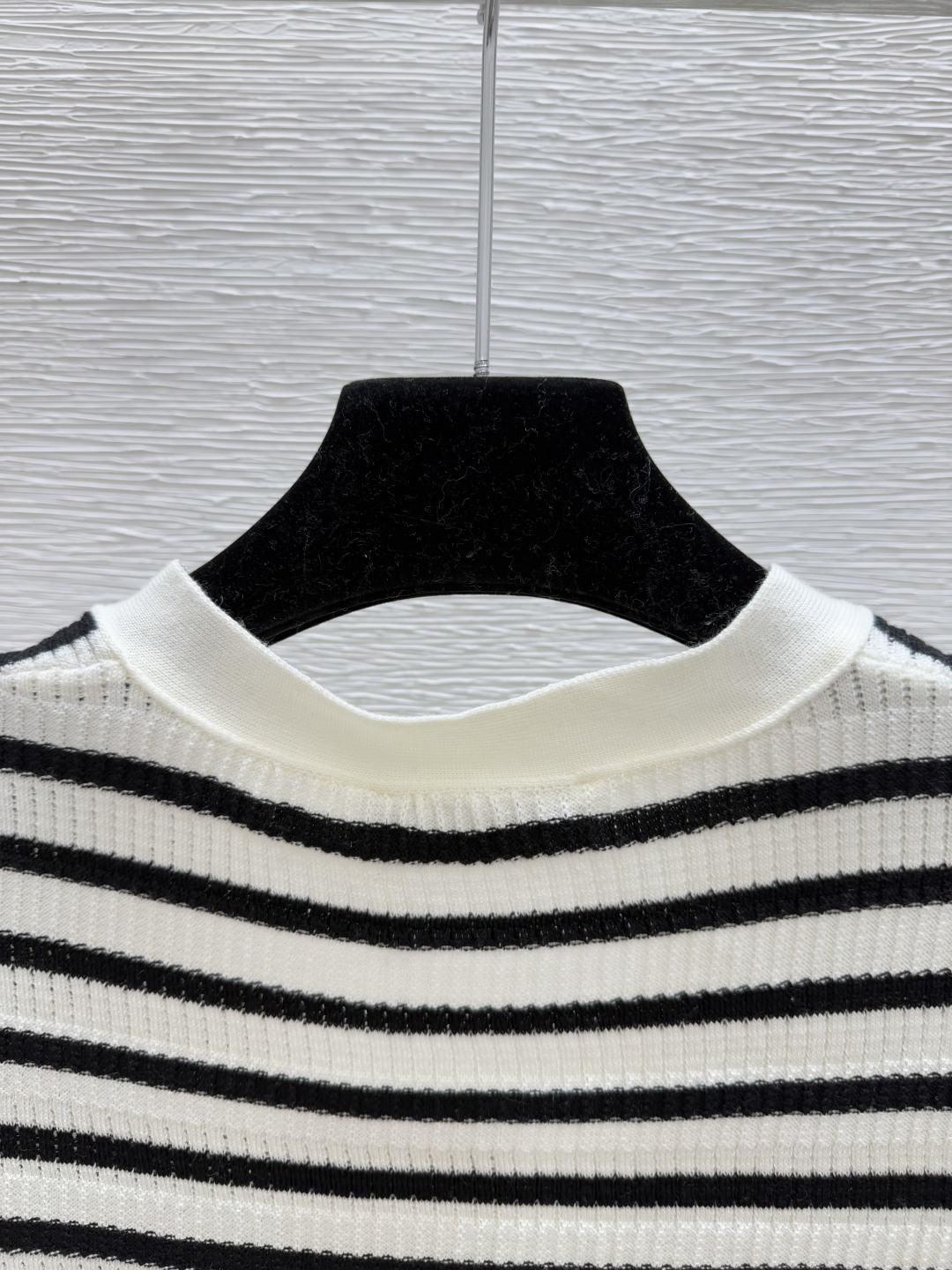 🆕VA家🆕 早秋新款 撞色条纹V领针织长袖开衫颜色：白色尺码：36.38.40